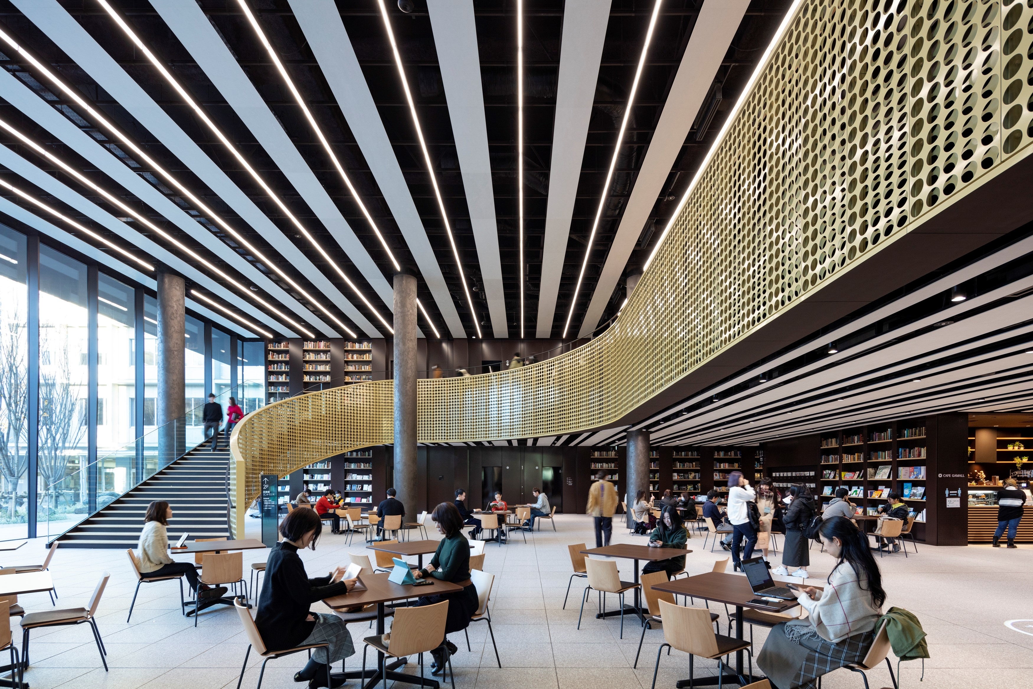 カフェ併設で人と学びの出会いを広げる１階フロア