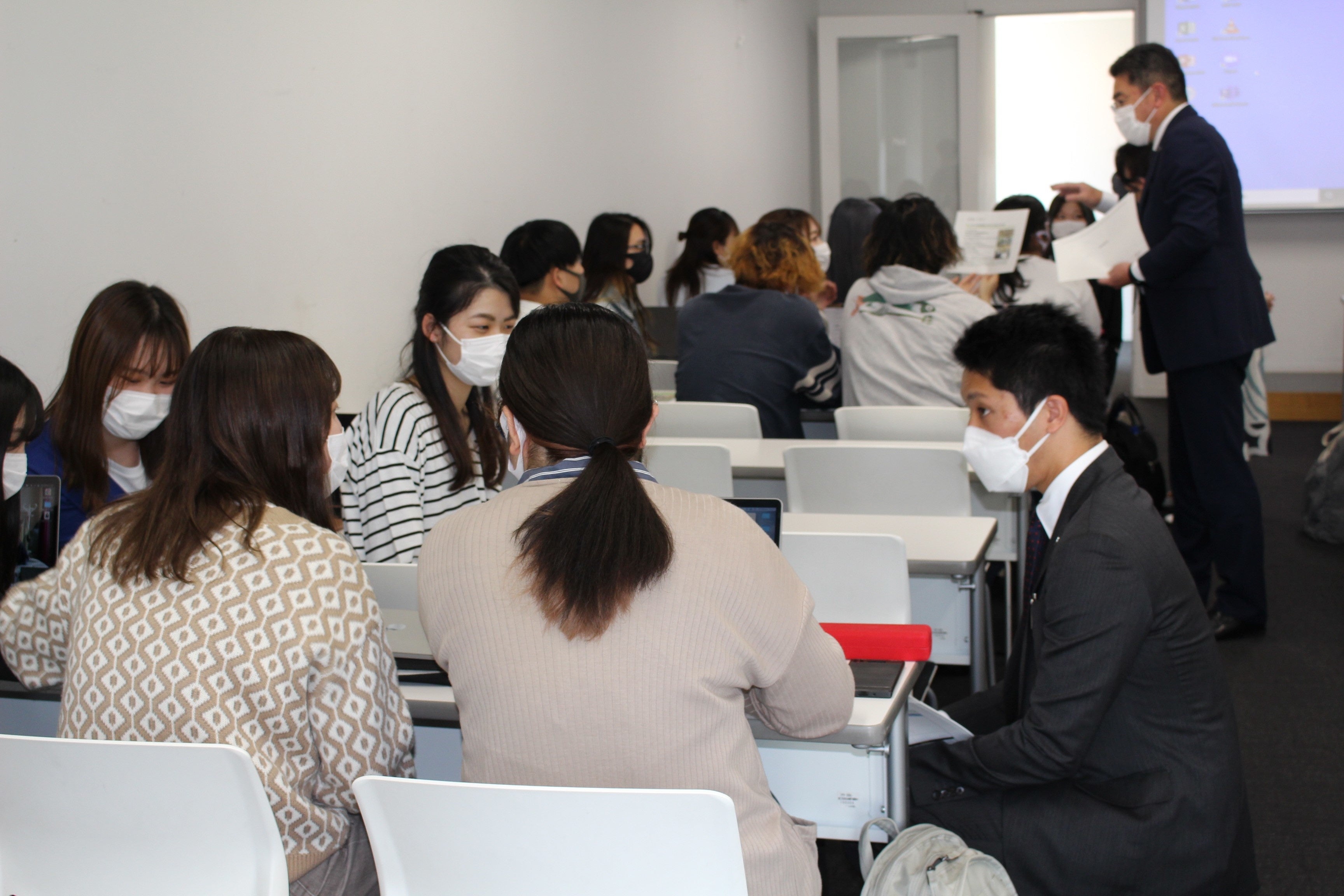 積極的に質問する学生の言葉に丁寧に応答する協力者