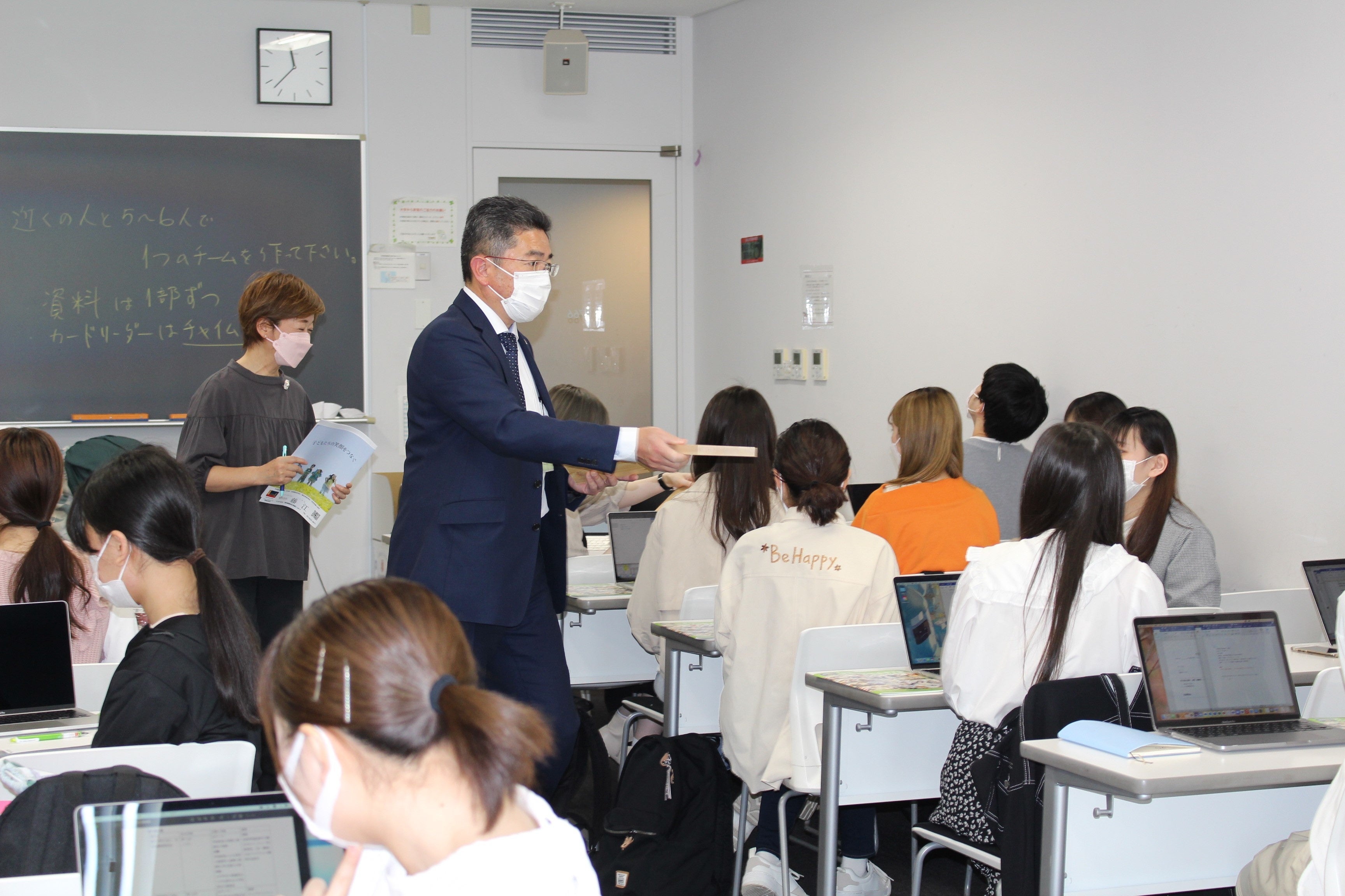 積極的に質問する学生の言葉に丁寧に応答する協力者