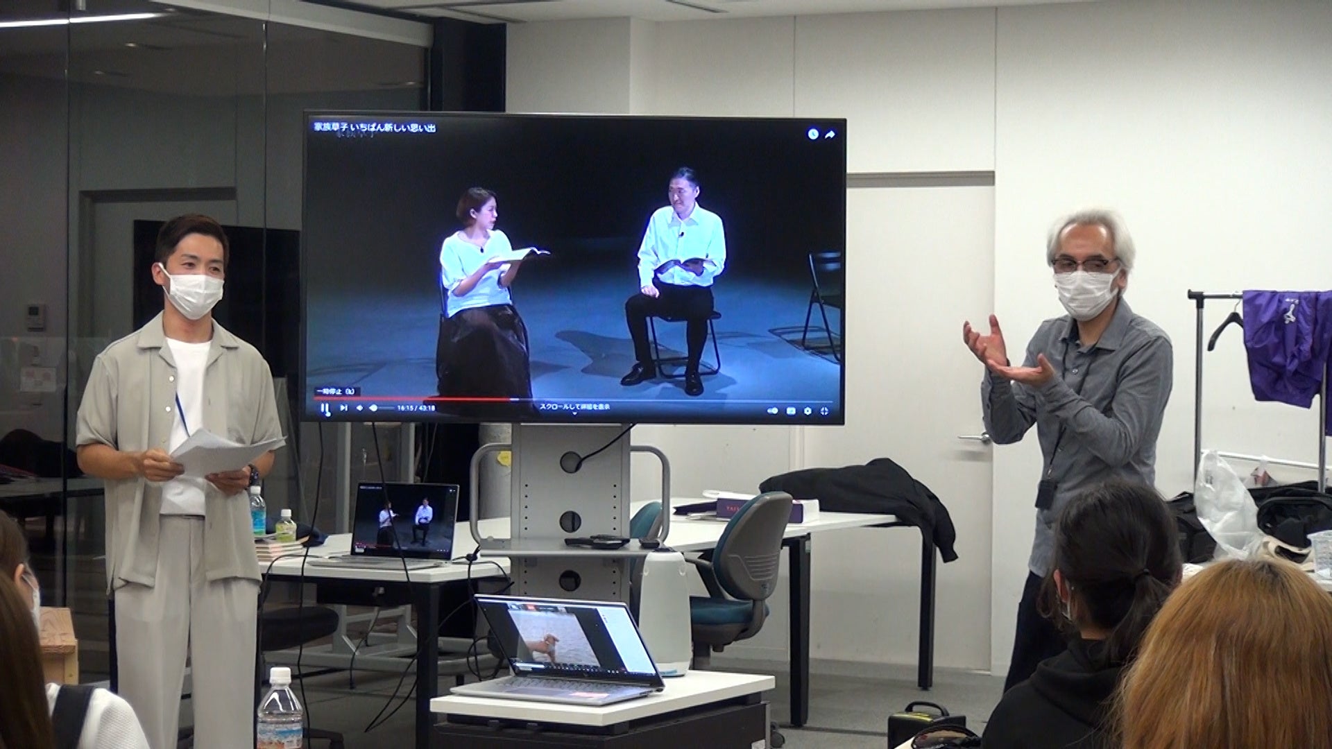 講義を受ける学生と講師の風景