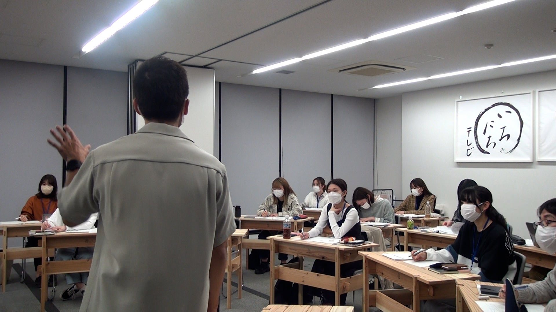 講義を受ける学生と講師の風景