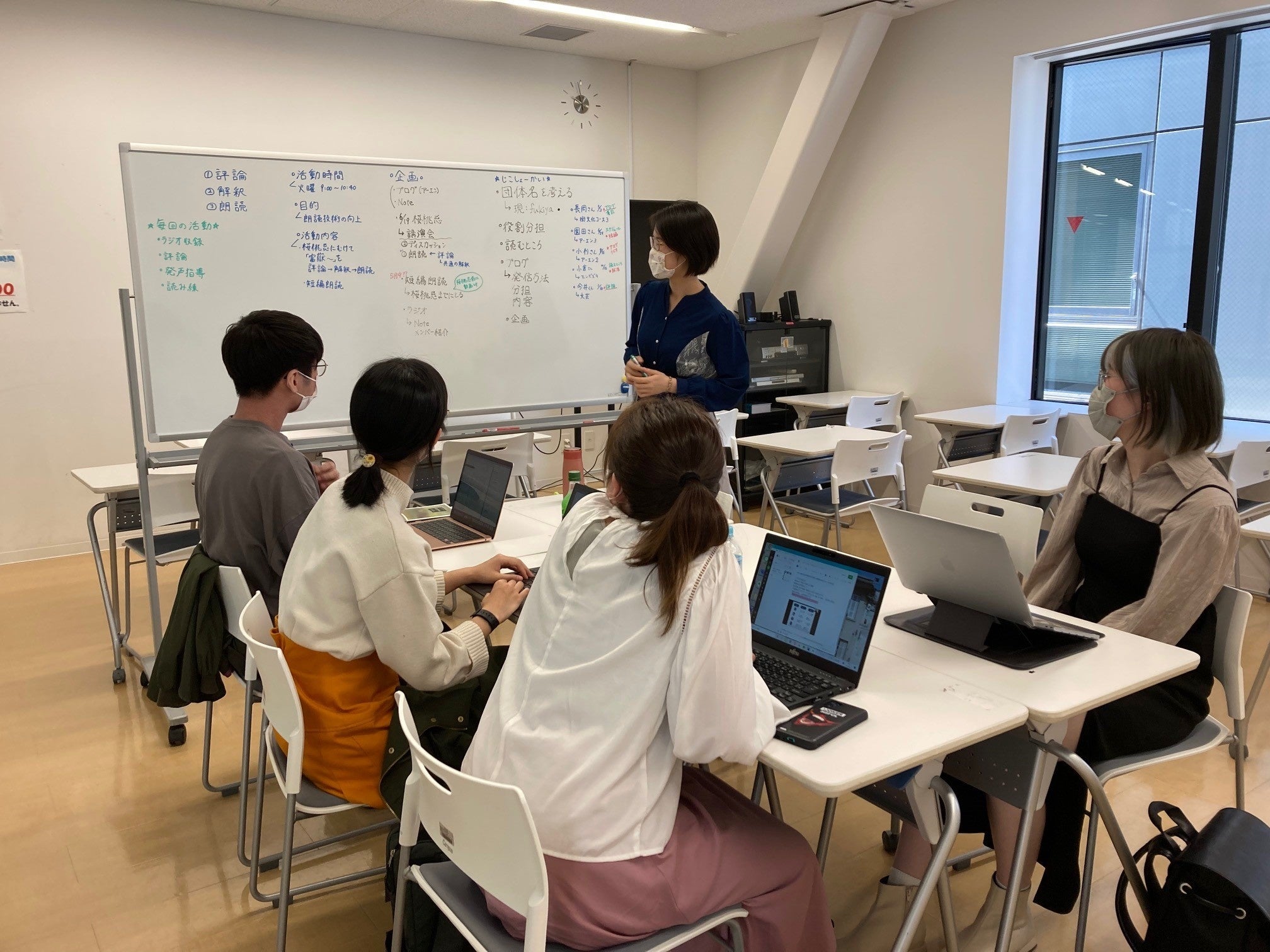 朗読勉強会で議論する学生の様子