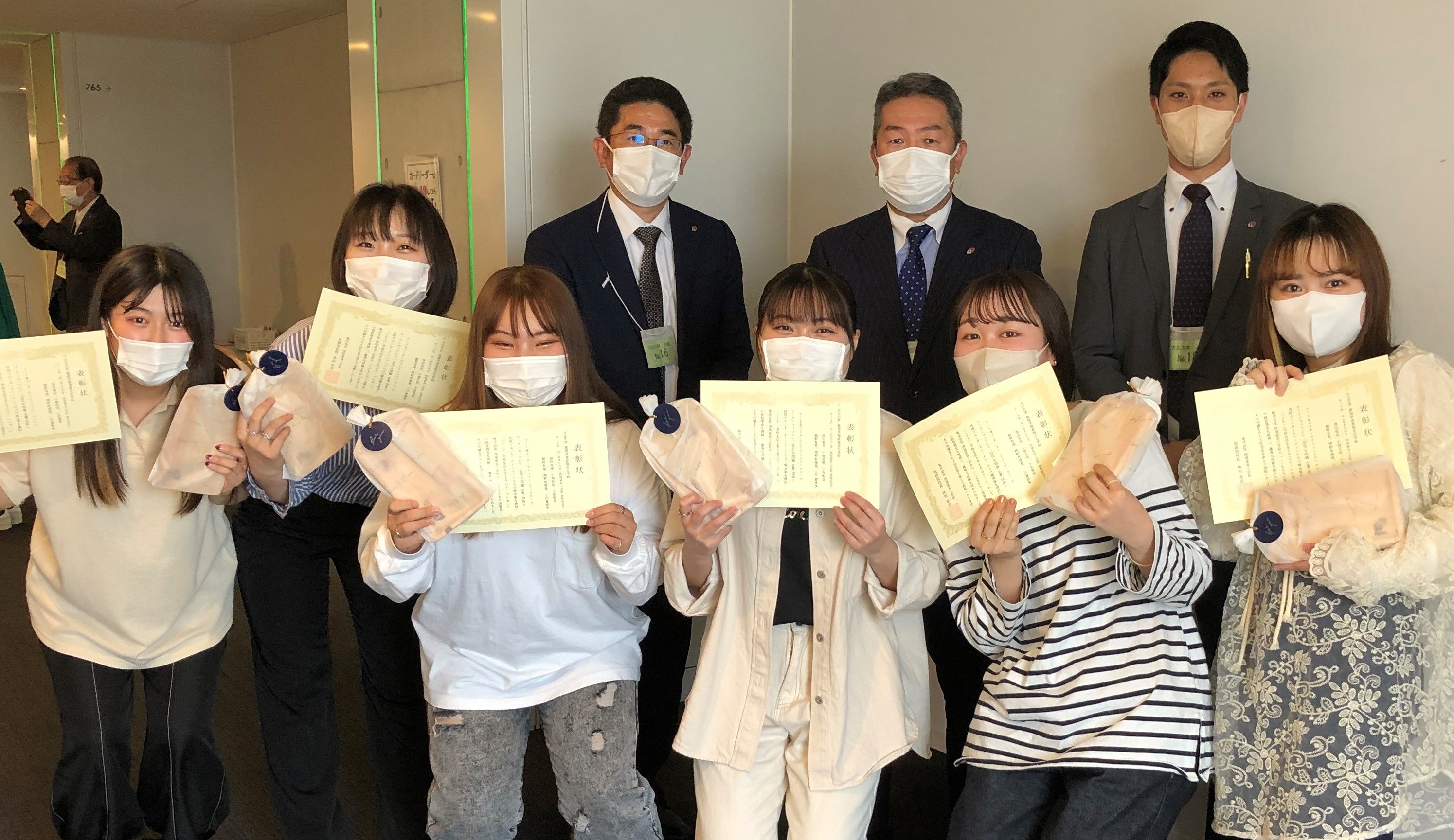 「木育」後列　佐々木先生（左）林田先生（中央）奥間先生（右） 前列　優秀賞チーム