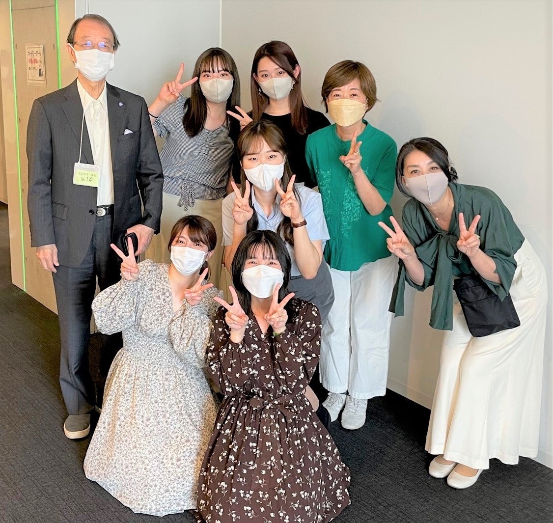 「食育」馬場先生（左）峯島先生（右から2番目）と優秀賞チーム、 外川教授（右）