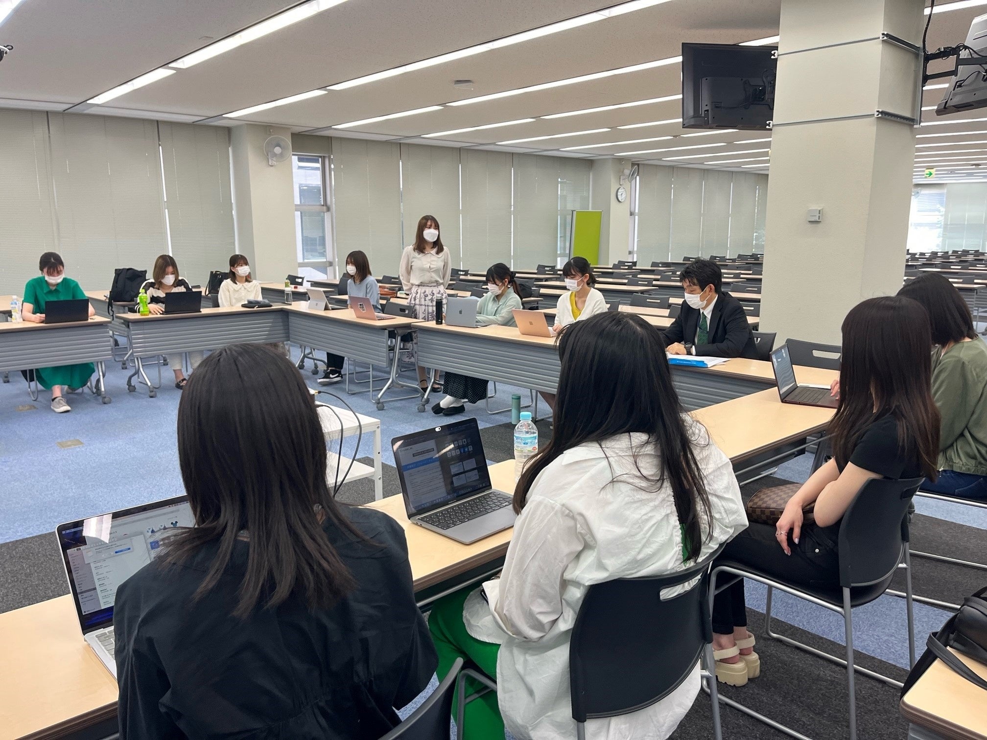 畑中秀哉氏の話に真剣に耳を傾ける学生