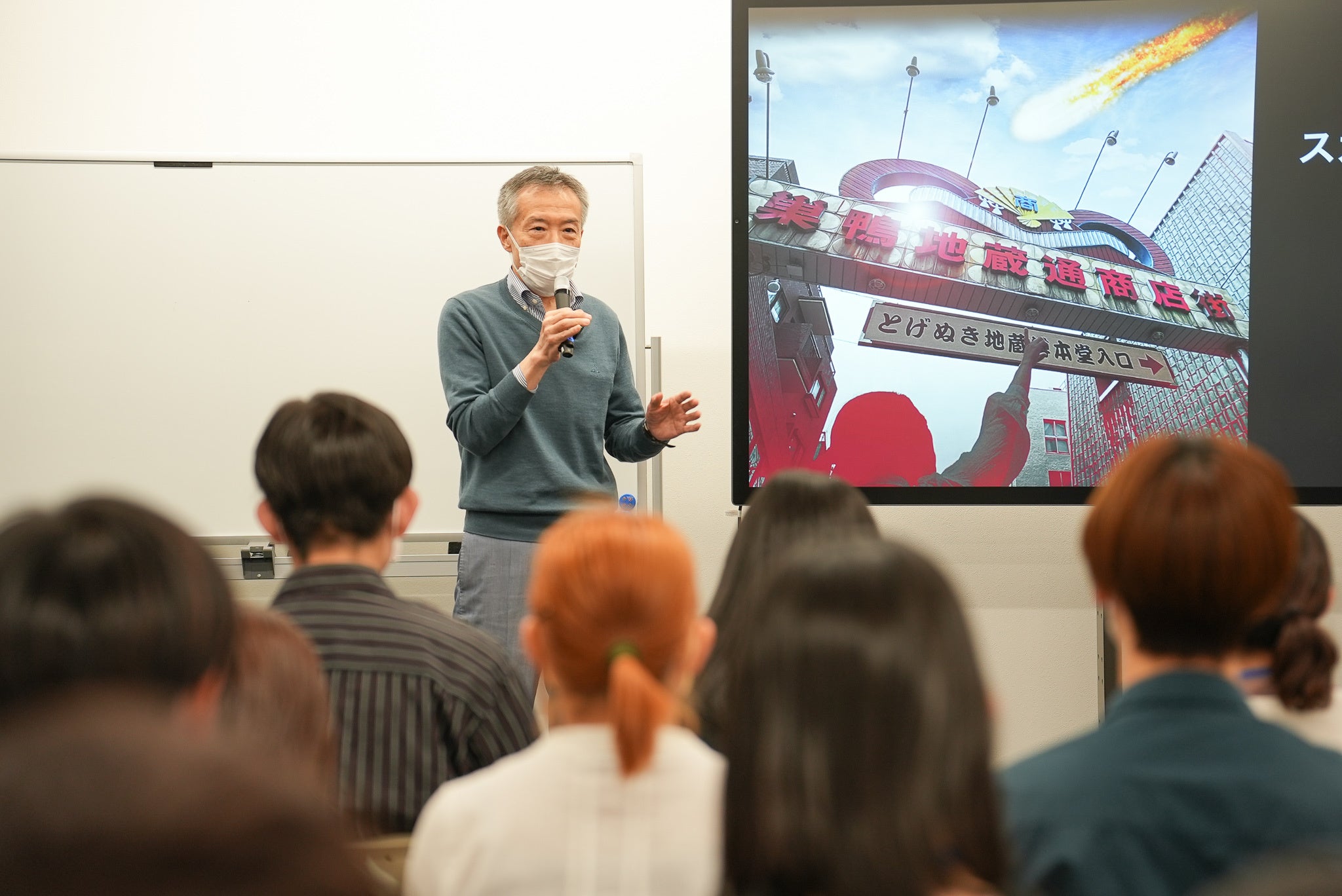 巣鴨地蔵通り商店街振興組合 理事長 松宮秀明氏から商店街の現状を学生が ヒアリングし、企画に活かしている