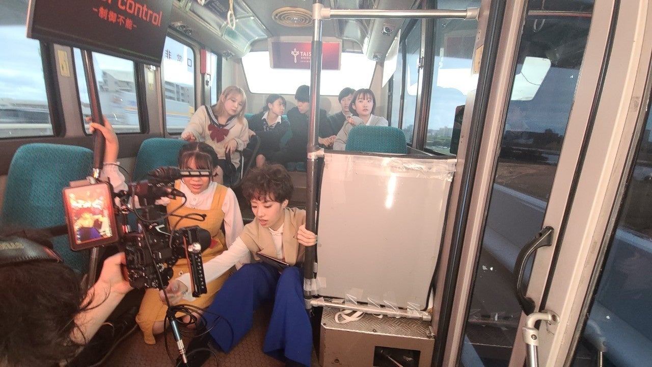 ドラマ撮影の様子。 シナリオ作成や演者、BGM制作、衣装 などを学生が担当する