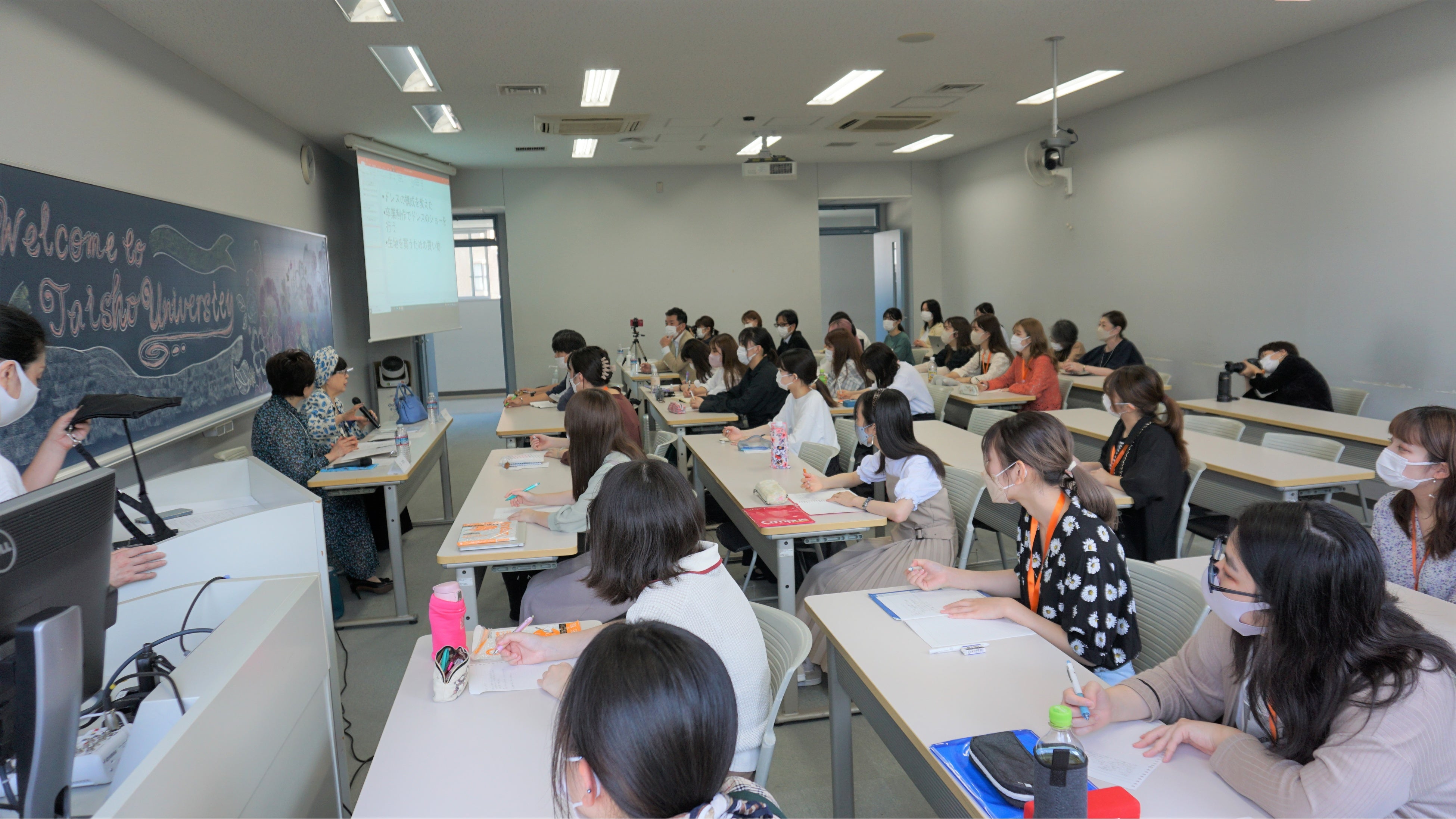 真剣に耳を傾ける学生たち