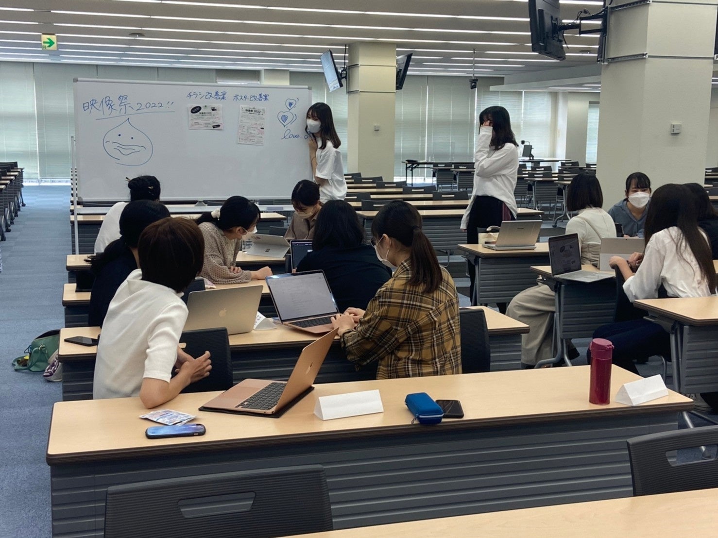 映像祭2022の準備の様子