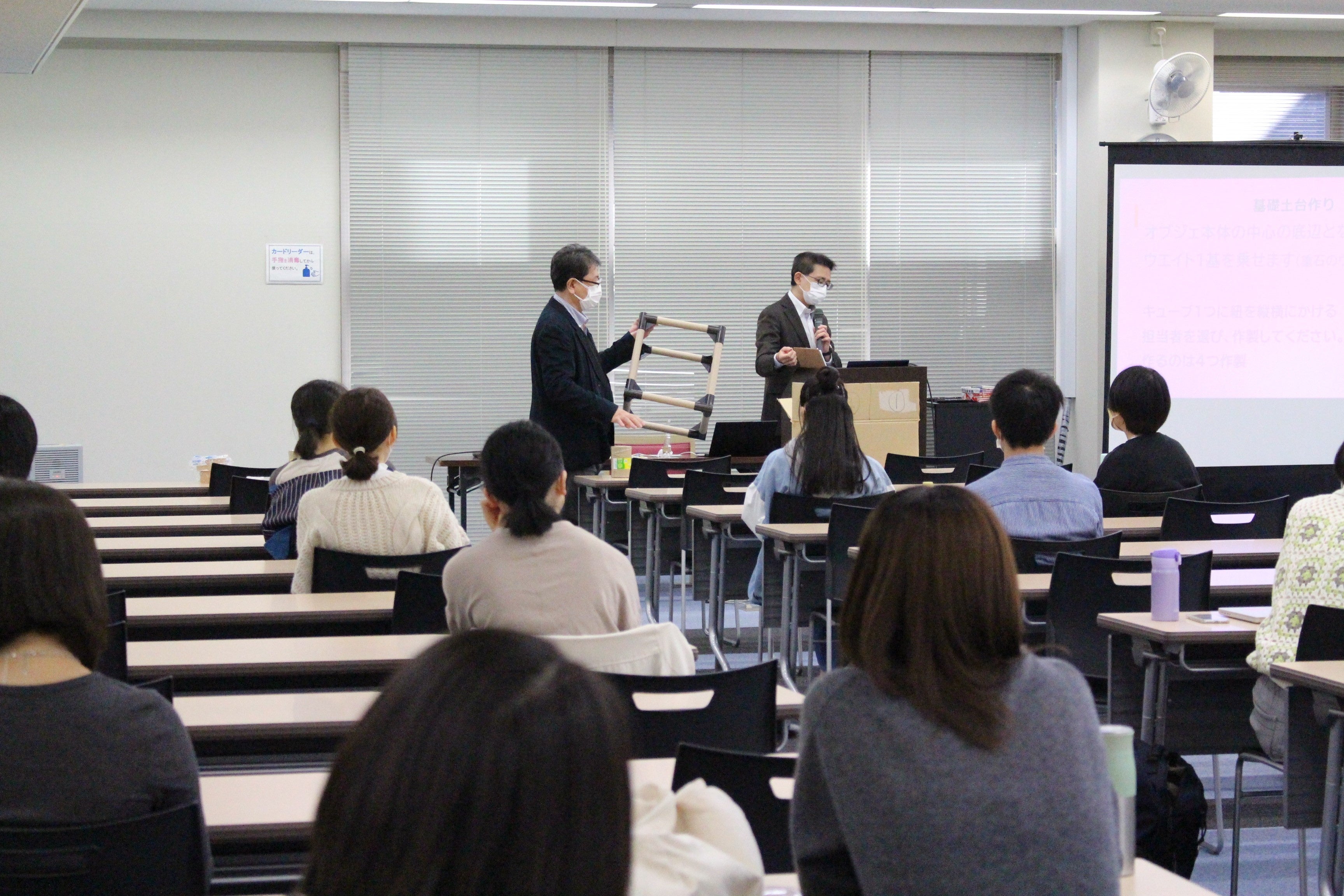 ねぷた制作の様子（教員と学生）　　