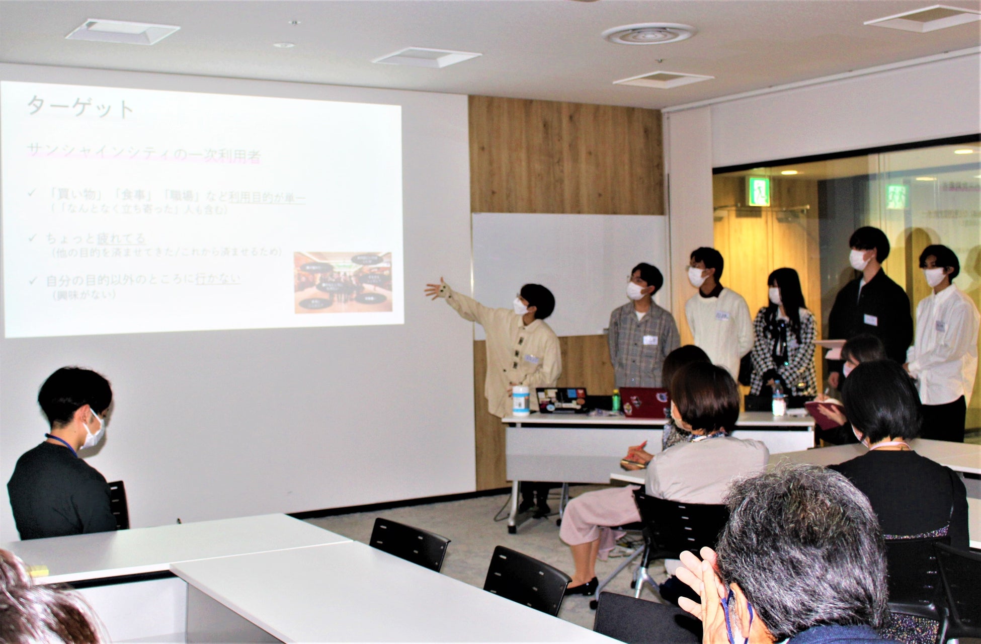 サンシャインシティ9Fの共創空間にて、社員に向けたプレゼンテーション