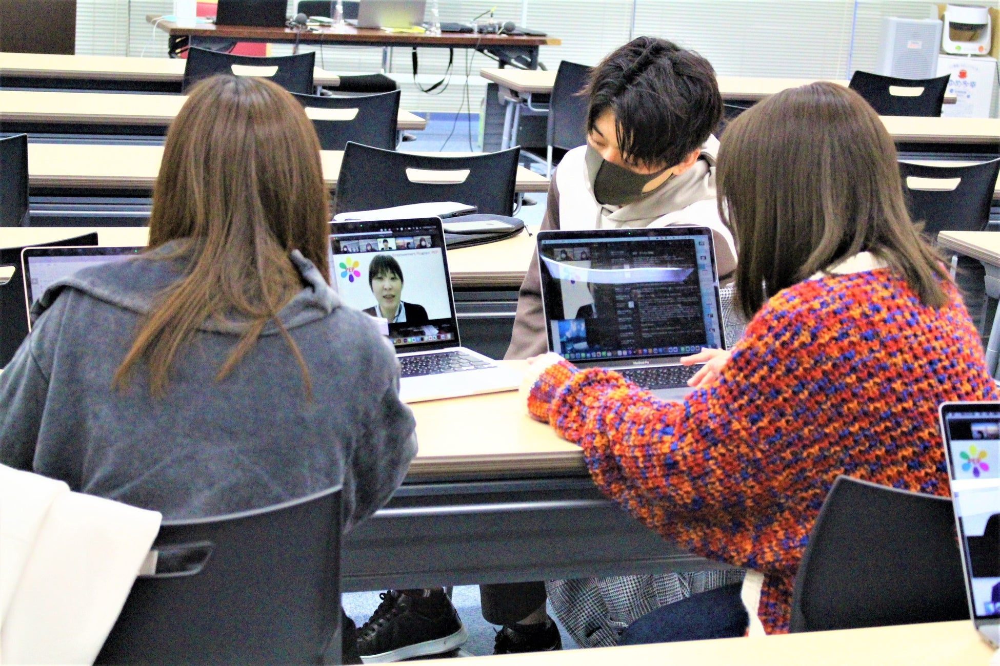 グループに分かれて講師の皆様から意見をいただく学生の様子。