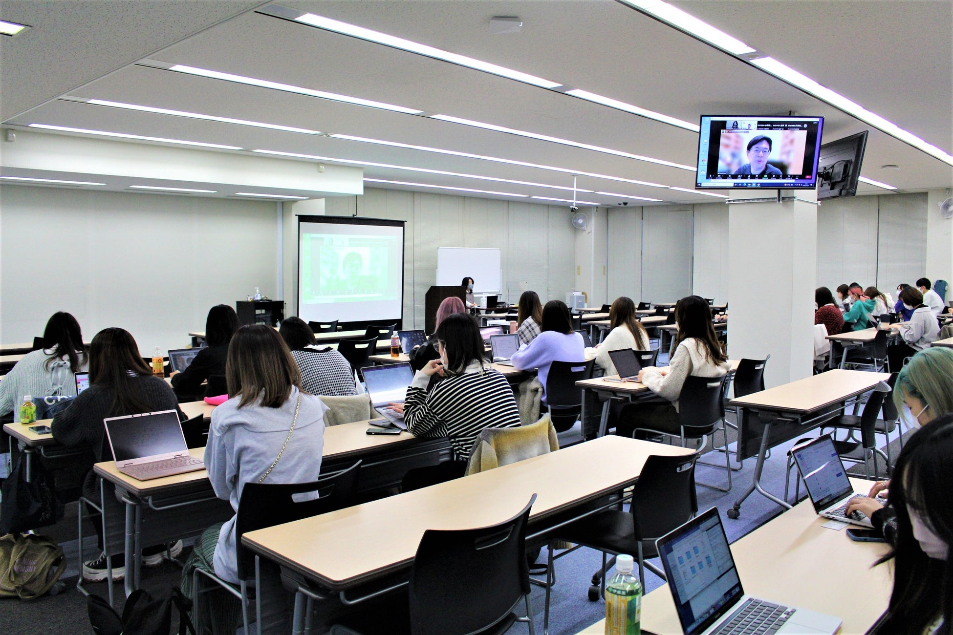 第1回目の授業は、各地の講師の皆様とオンラインでつながりました。