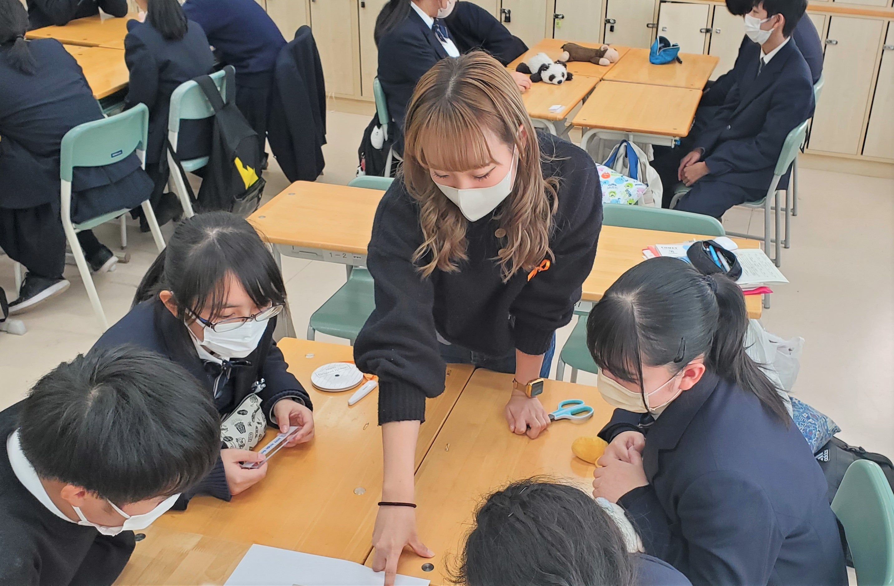 「自分たちに出来ること」について一緒に考える高校生と本学学生の様子