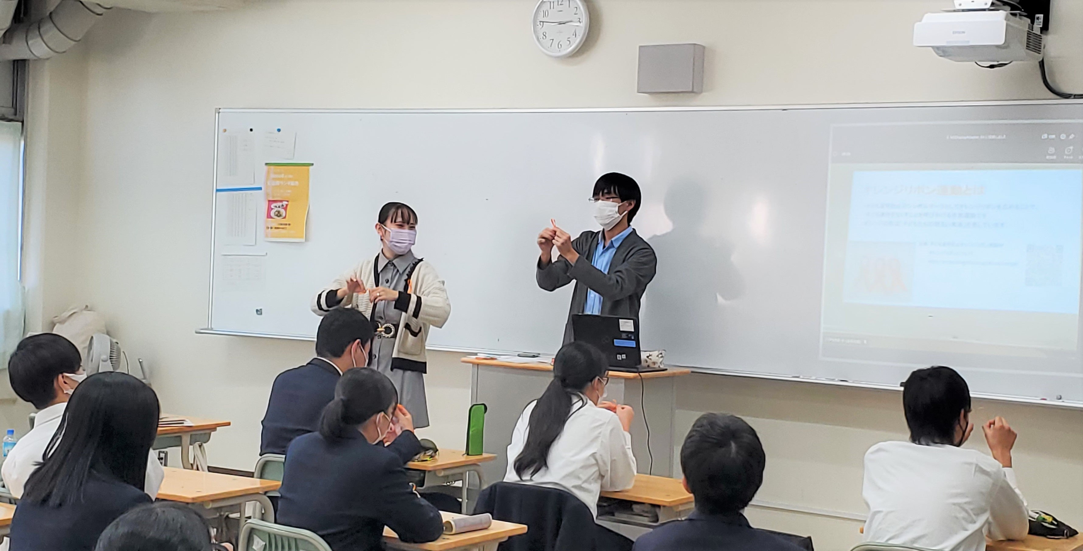 高校生に向けて児童虐待について講義をする本学学生