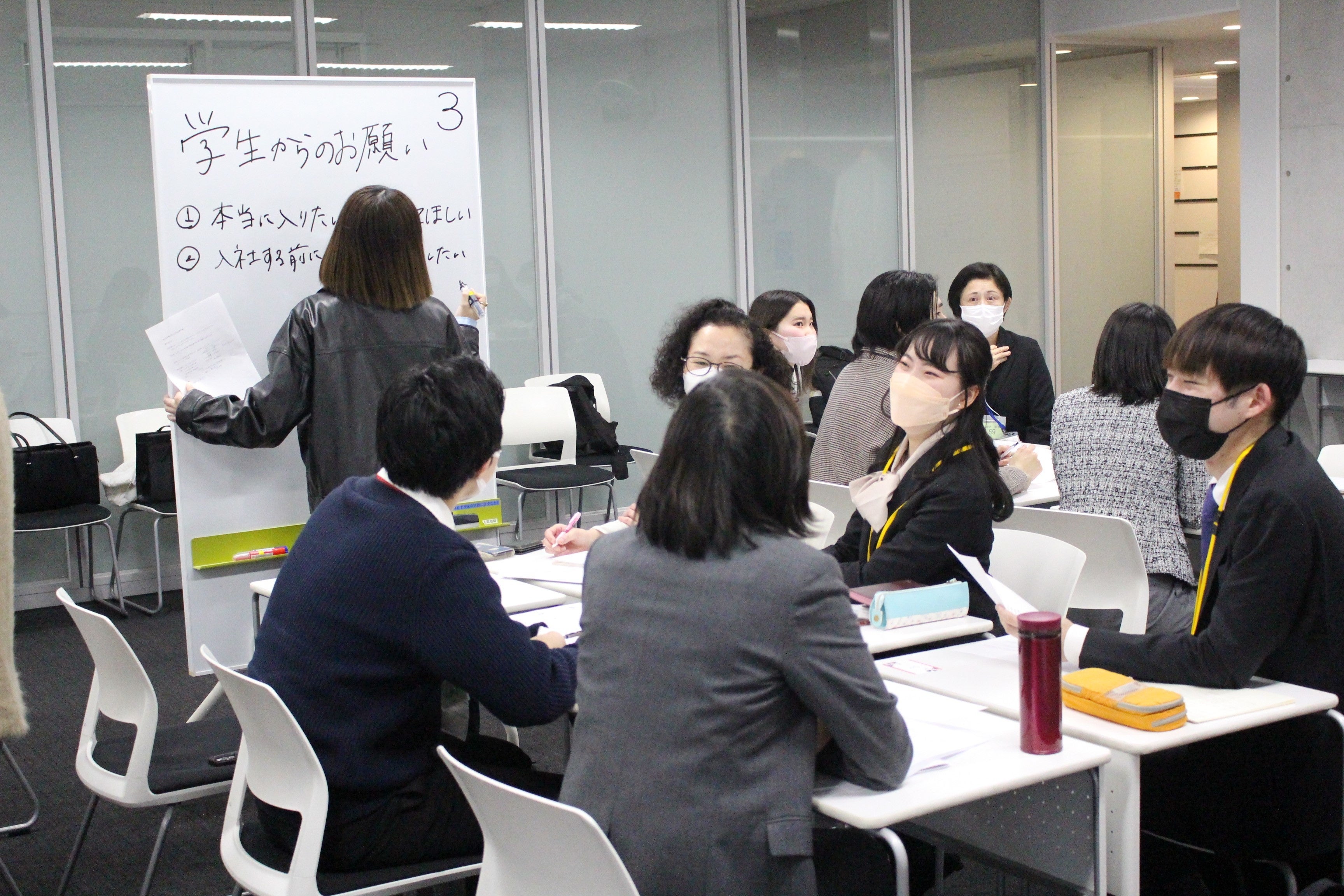 与えられた課題に案を出し合う学生の様子