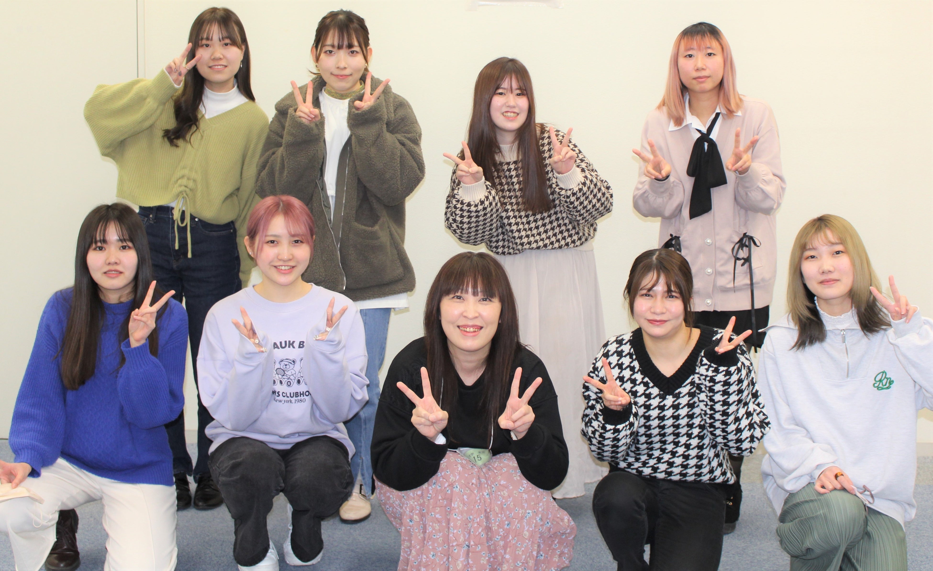 長谷川友美講師（白河厚生総合病院）を囲む最優秀賞2チーム「AED」「荻原のお」