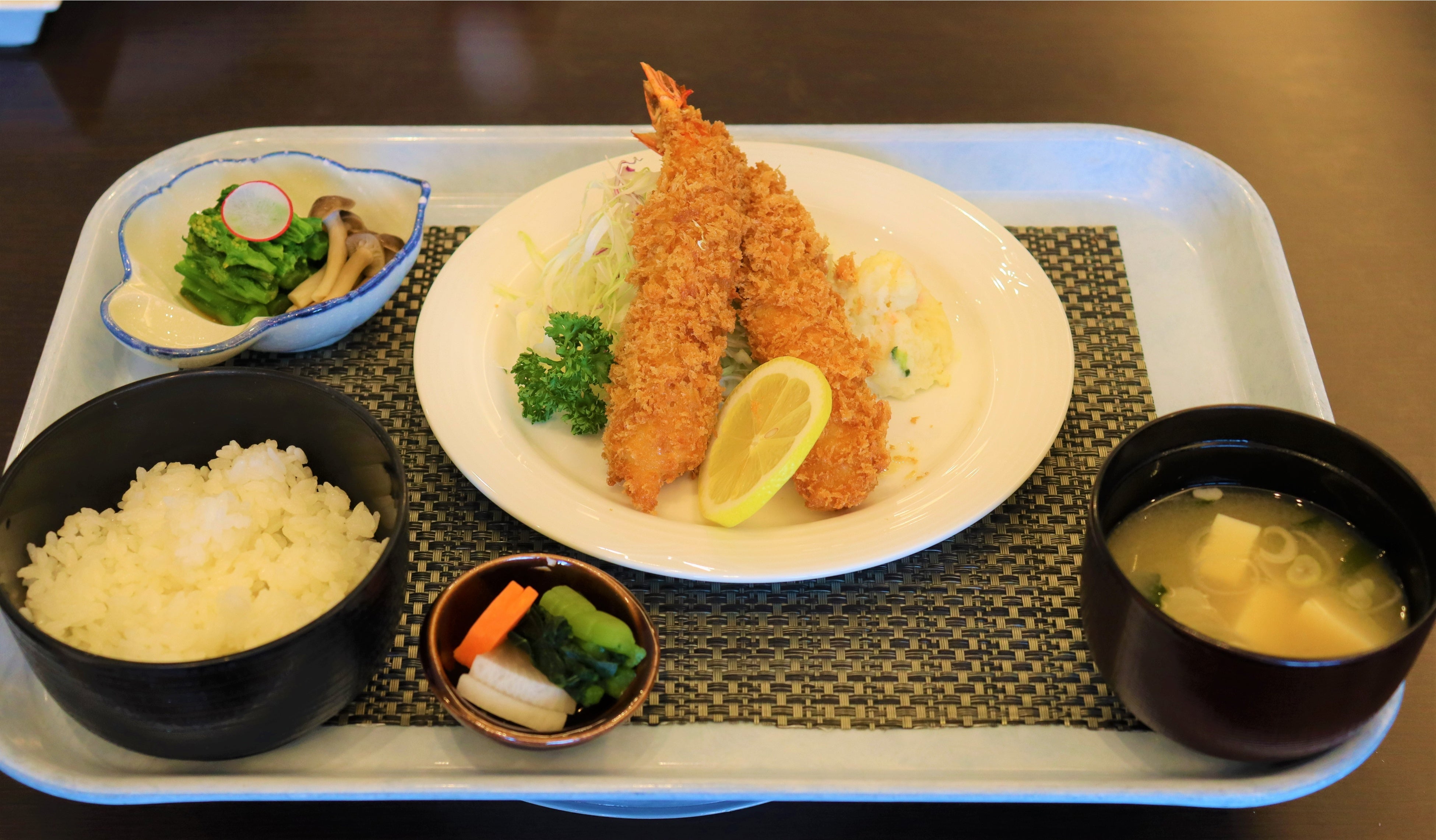 肉厚でぷりぷりのえびフライ定食