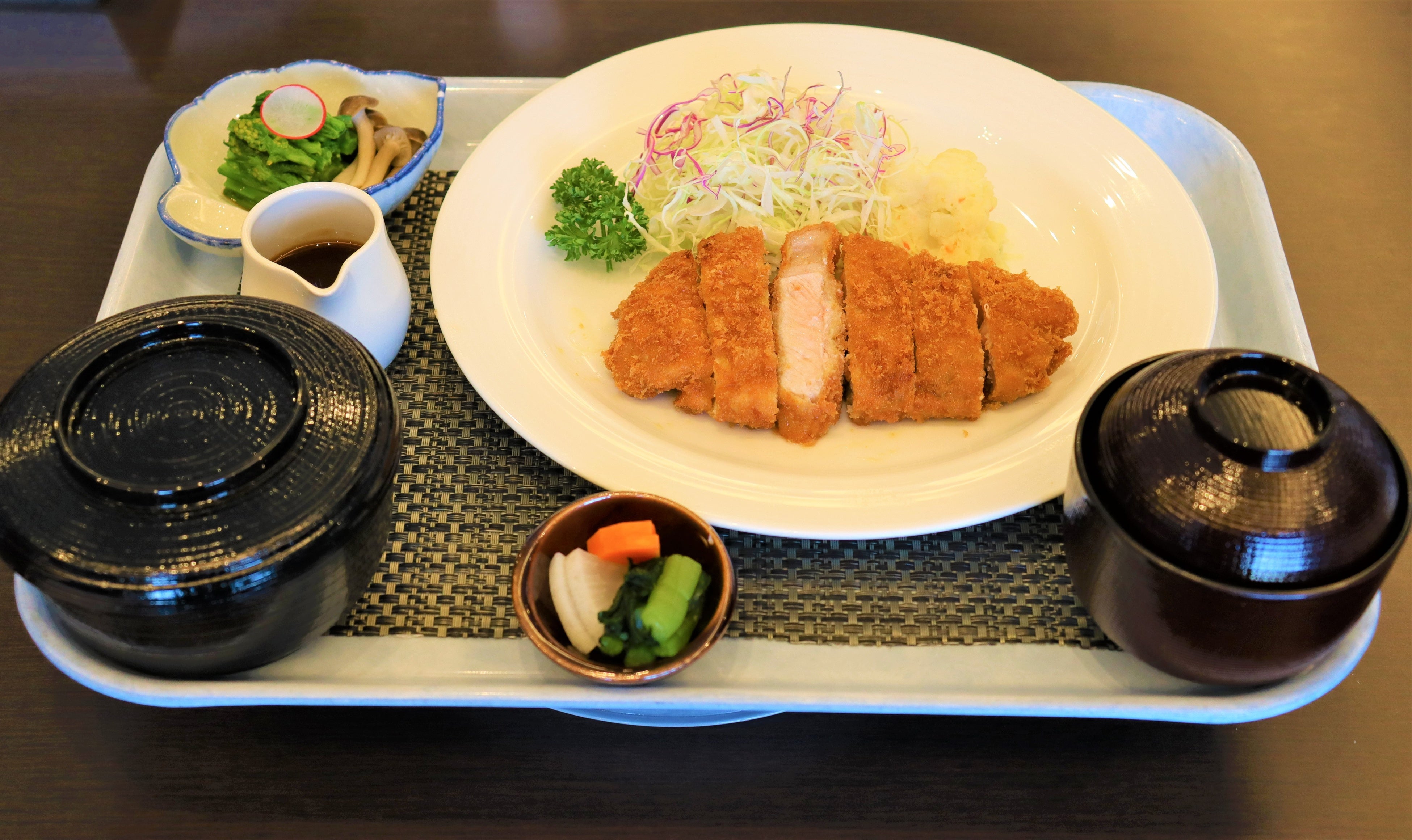 サクサクかつジューシーなとんかつ定食