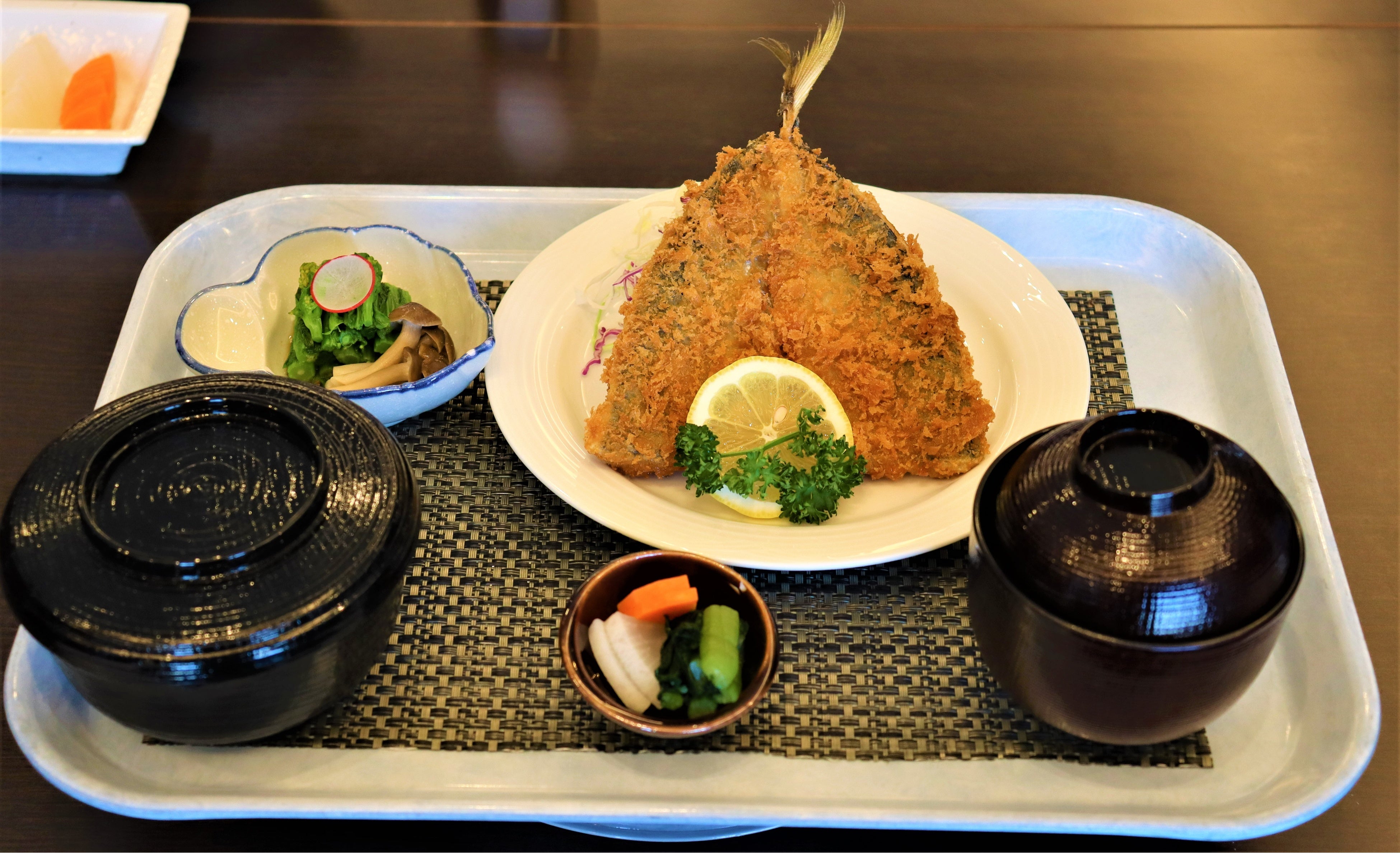 手のひらをめいっぱい広げたぐらいに大きいあじフライ定食