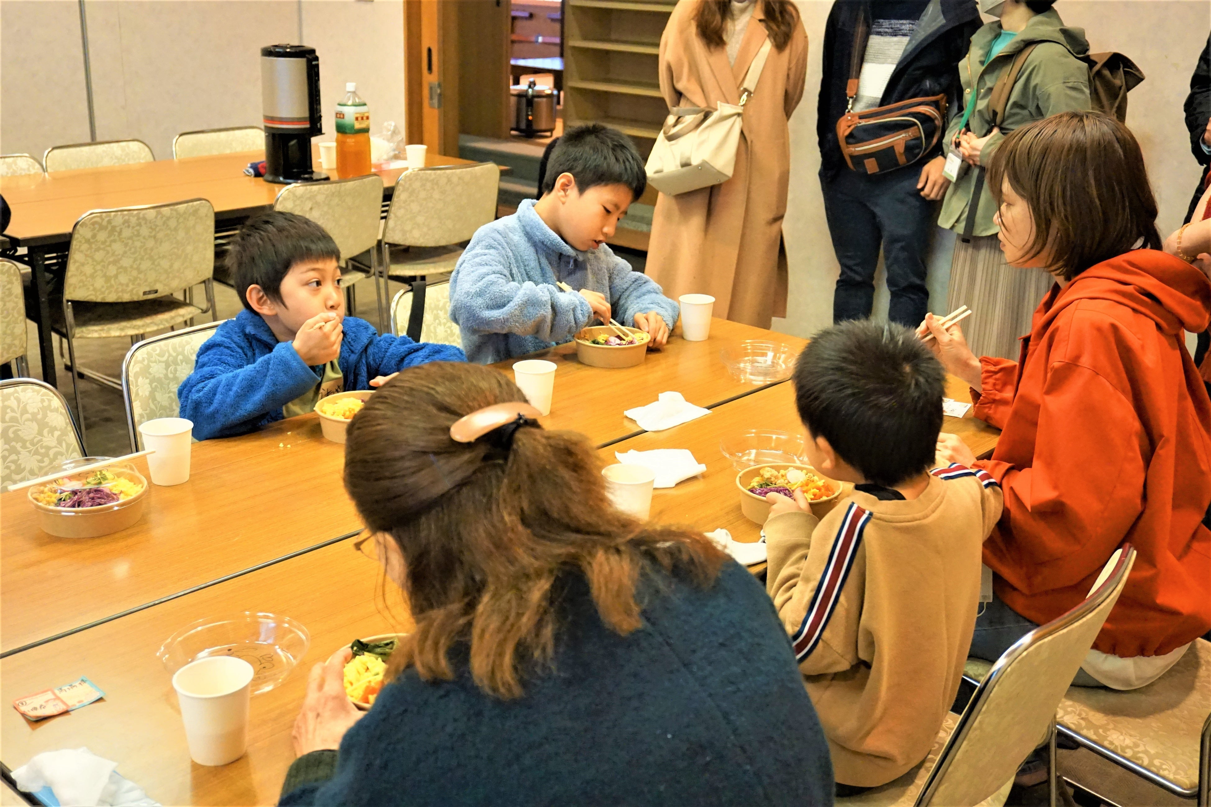 3／25(土)プレオープンイベント時の食事風景