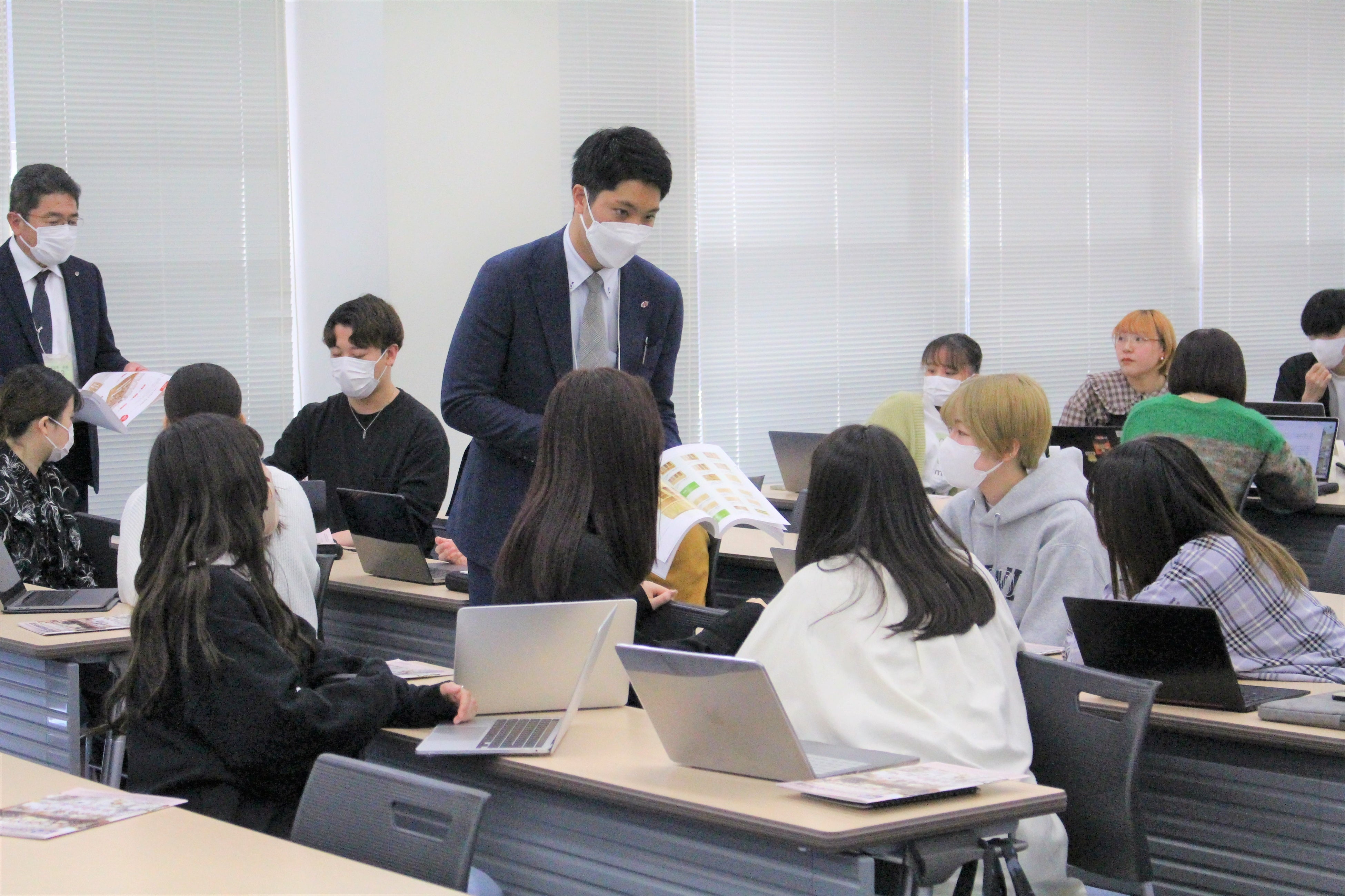 企業・団体のご担当者に積極的に質問をする学生