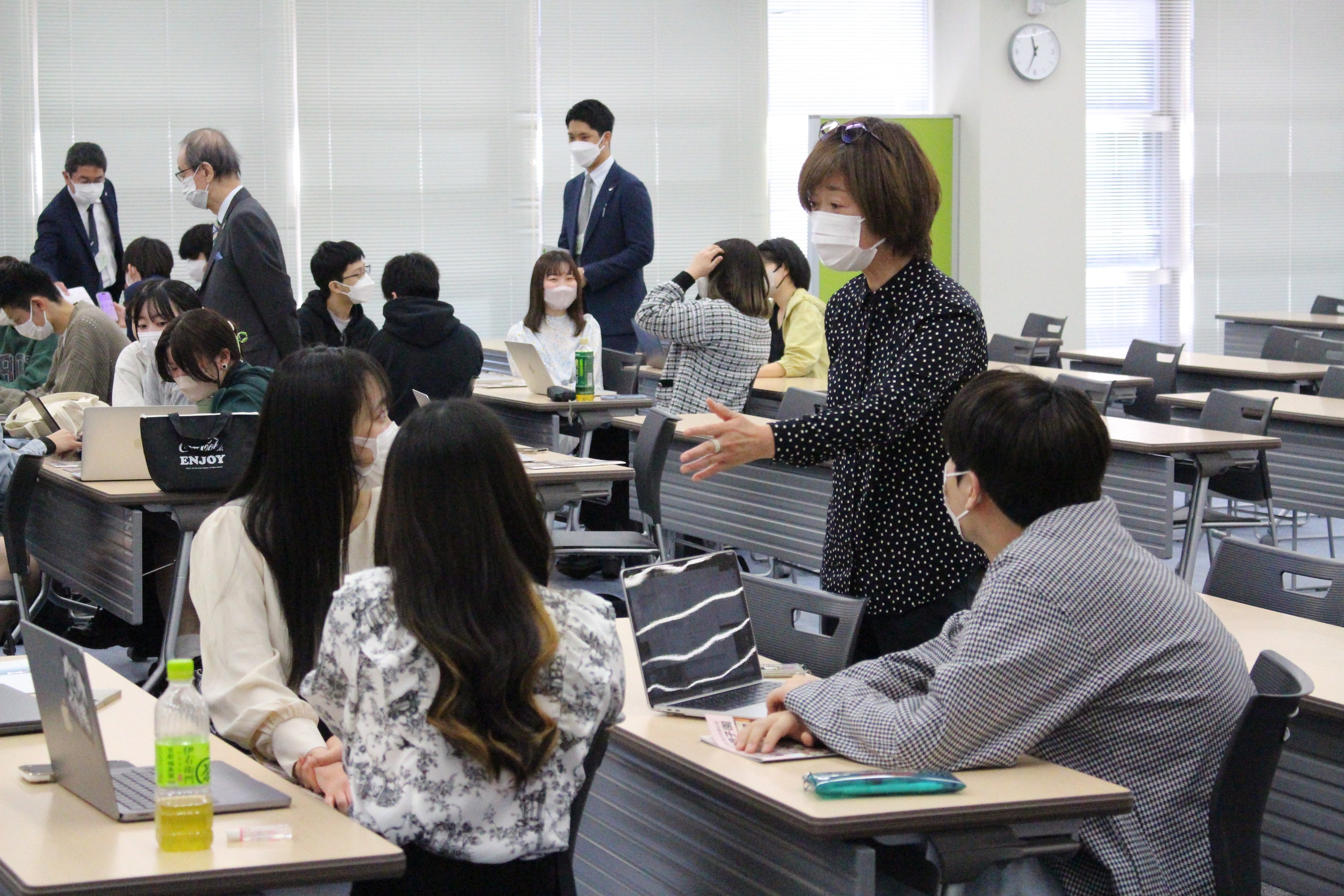 企業・団体のご担当者に積極的に質問をする学生