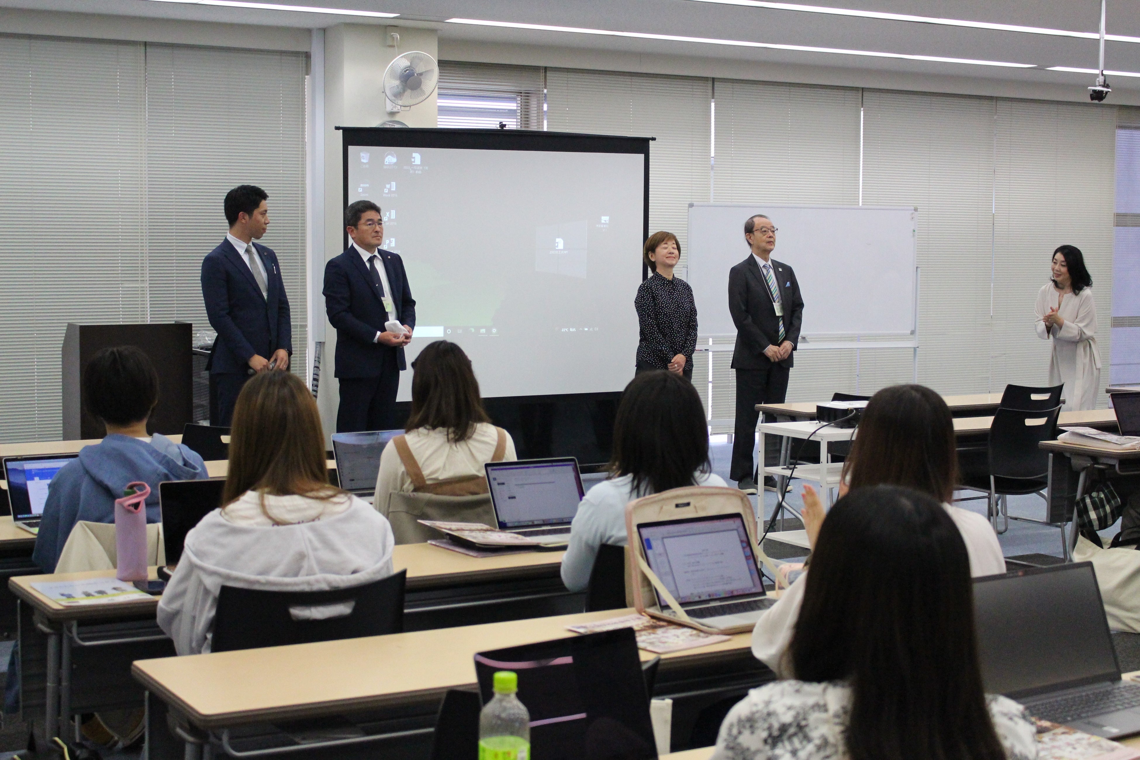 第1回目の授業では企業・団体の皆様に参加いただきお話を伺いました