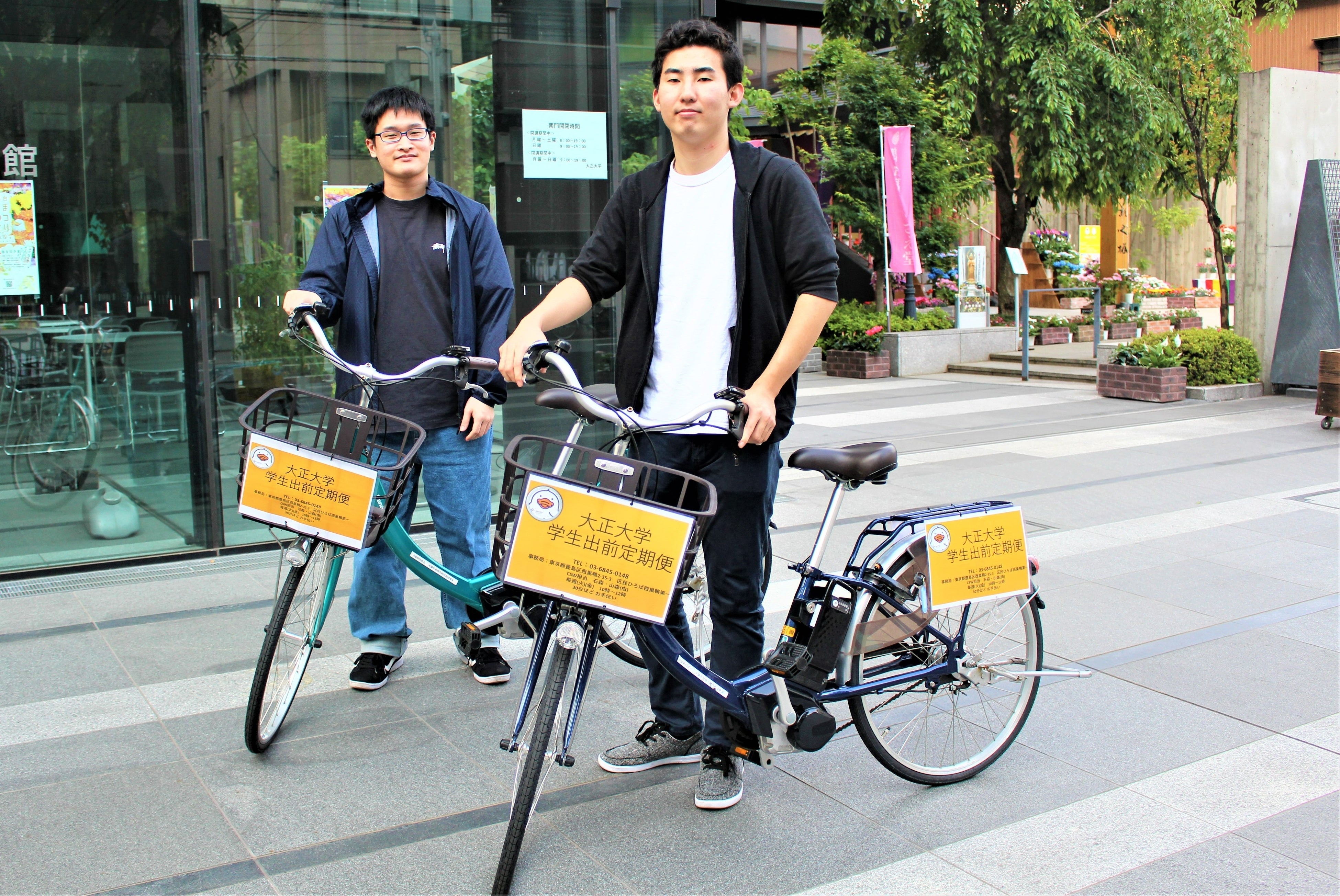 電動自転車で依頼者宅に訪問する学生の様子