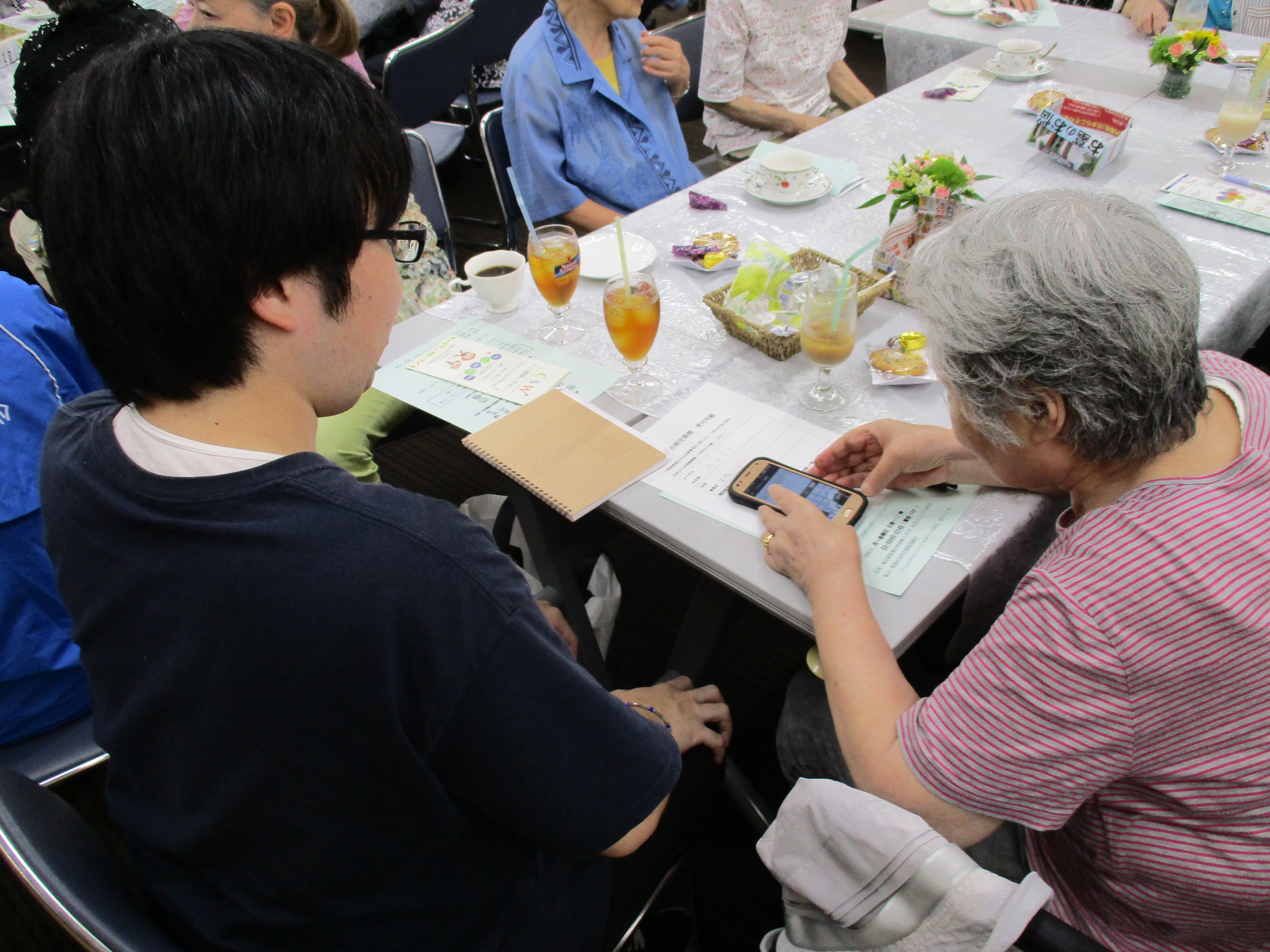 2022年度以前の依頼者宅への訪問の様子　スマートフォン使い方相談会