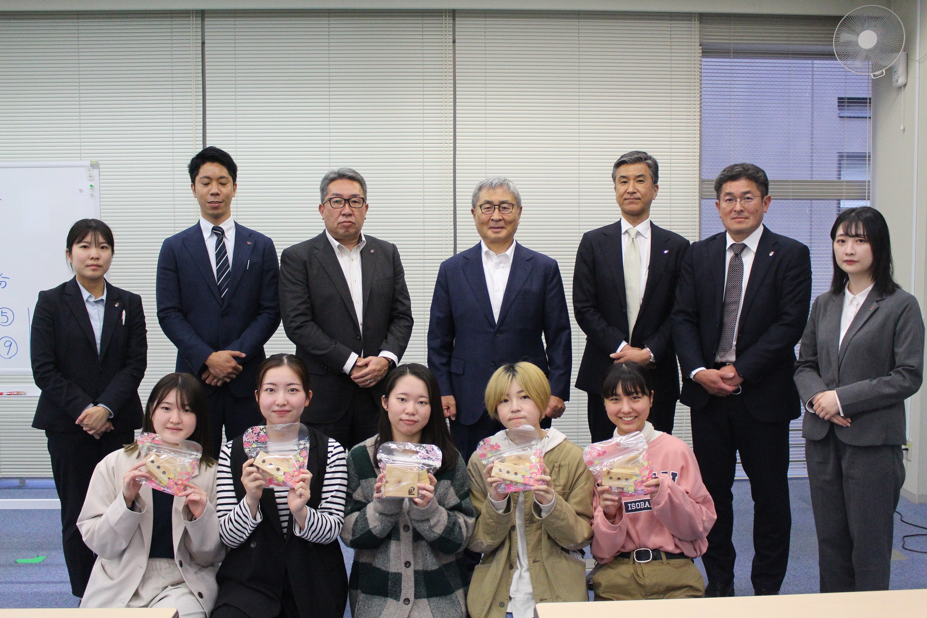 優秀賞受賞チームの学生と株式会社西尾家具工芸社のご担当者様