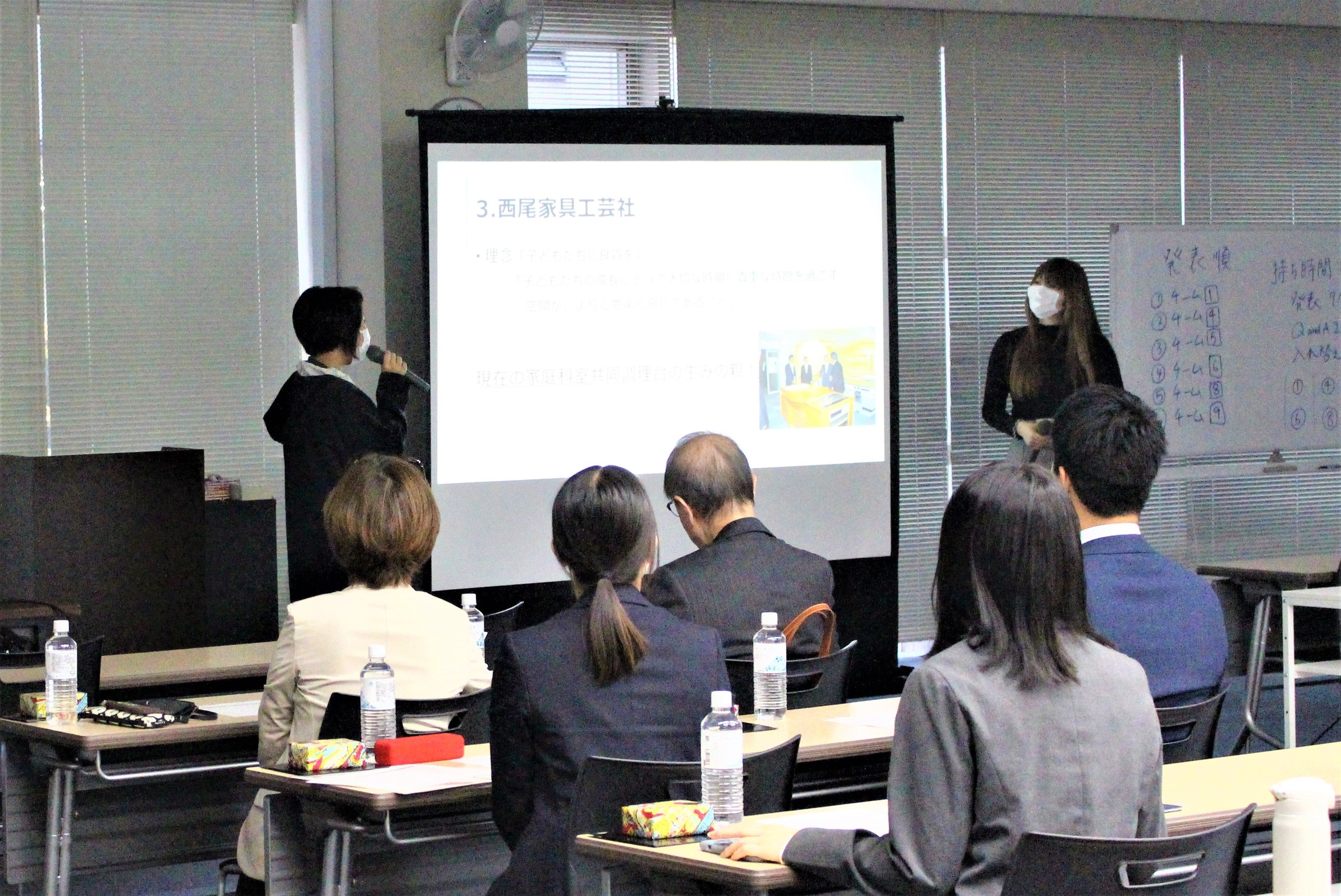 企業・団体の担当者に向けて学生がプレゼンテーションをおこなう様子