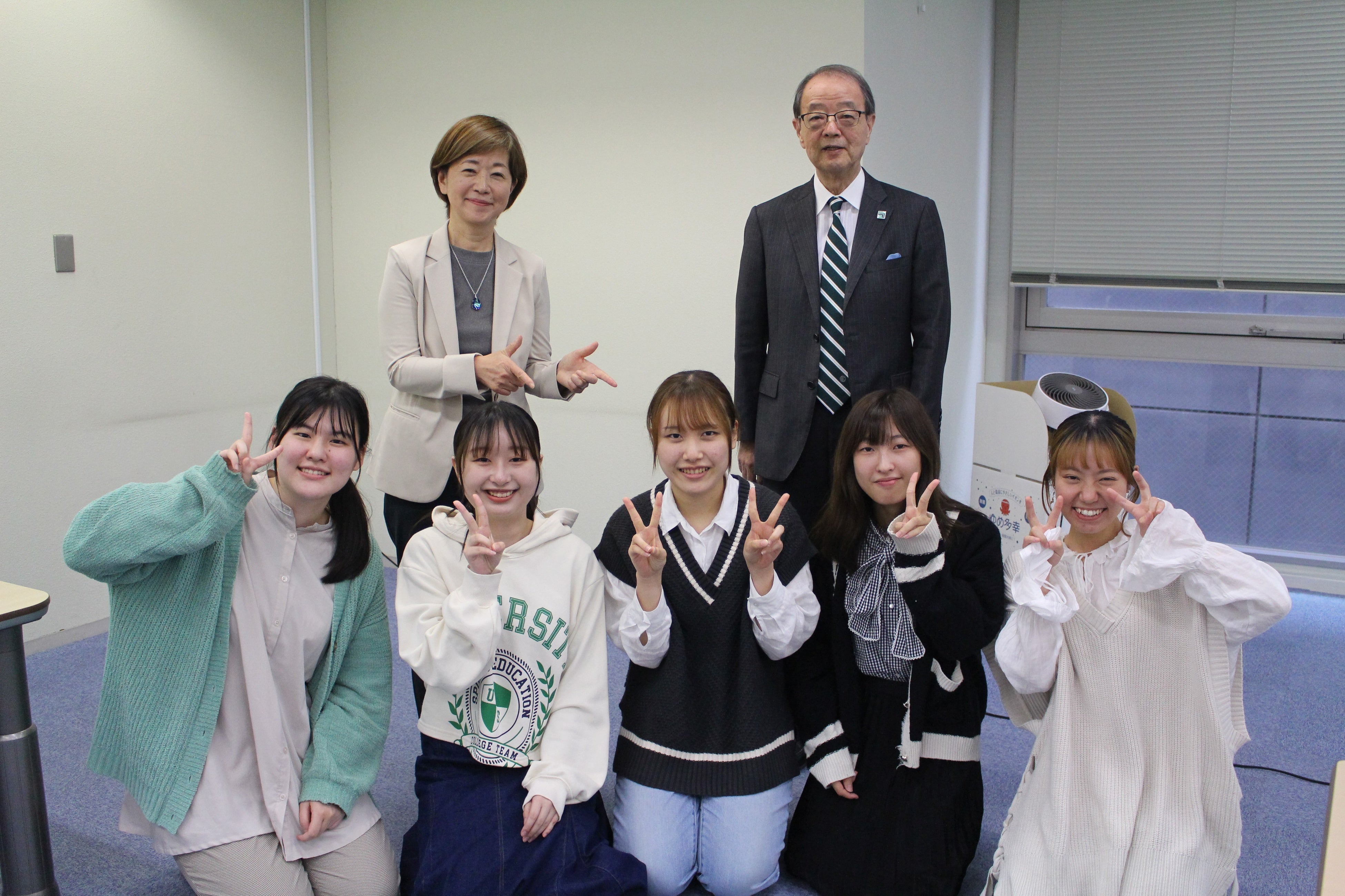 優秀賞受賞チームの学生と認定NPO法人２１世紀構想研究会のご担当者様