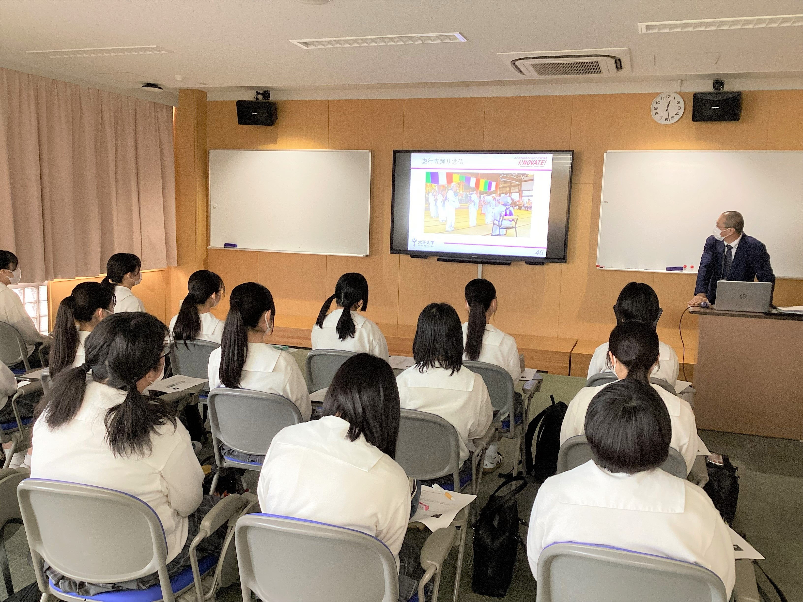 2023年5月に実施した東洋女子高等学校での長澤昌幸准教授による「仏教と踊り念仏」の授業の様子。