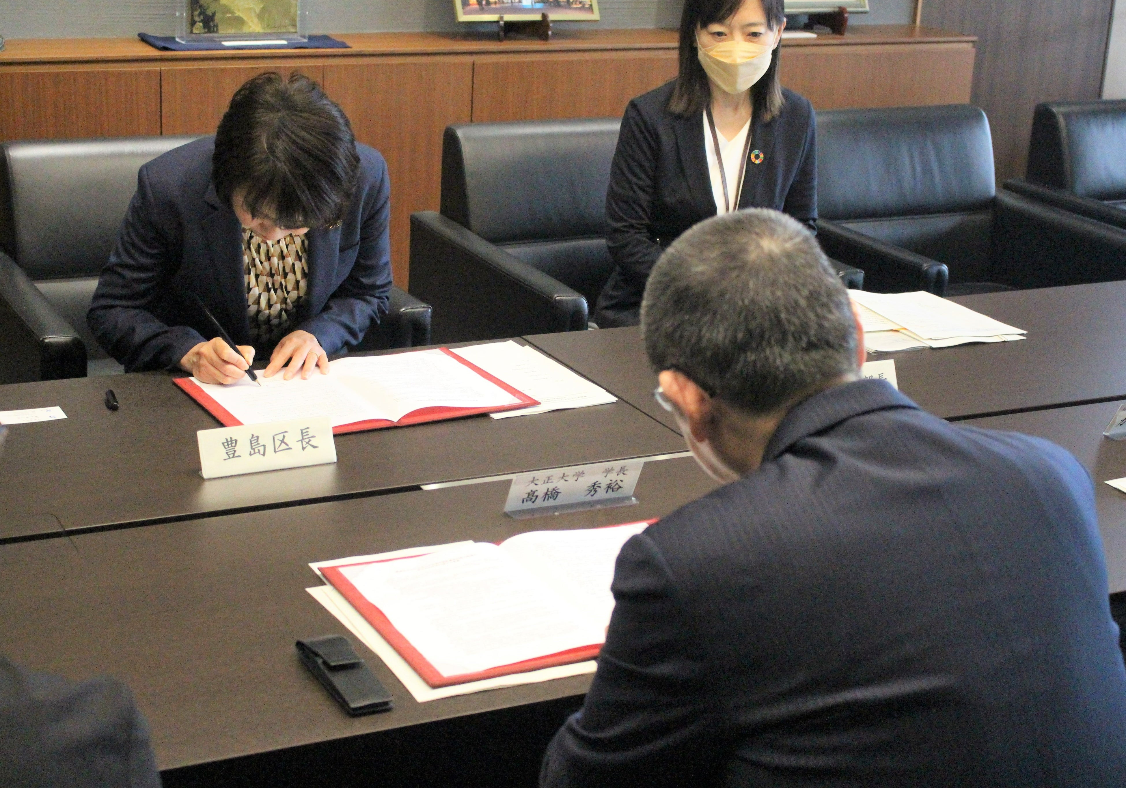 覚書への署名をおこなう様子