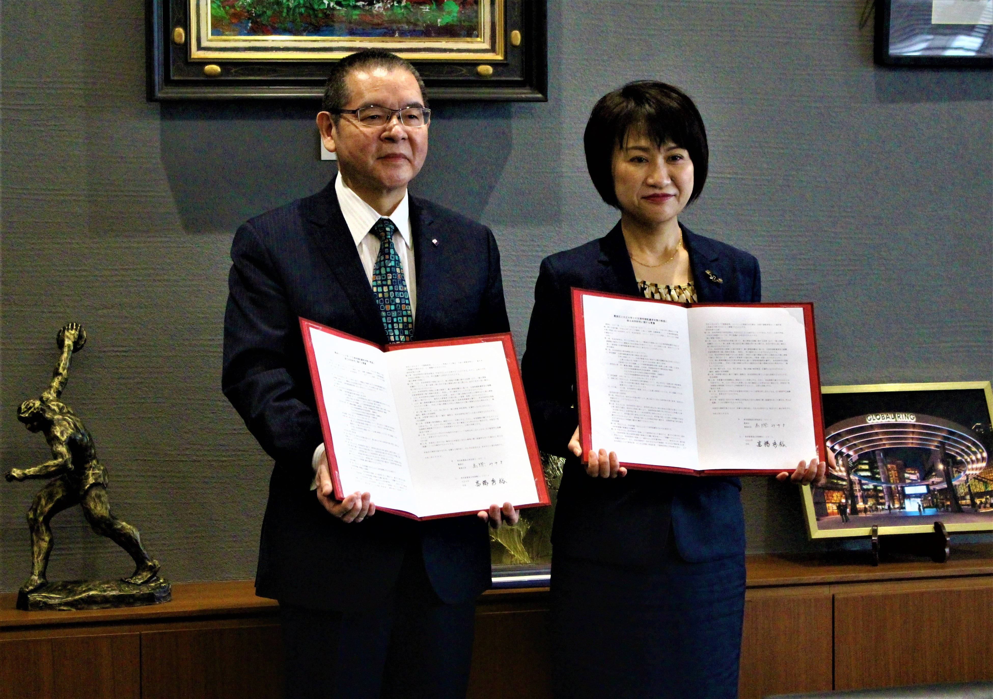 本学の髙橋秀裕学長（左）と高際みゆき豊島区長