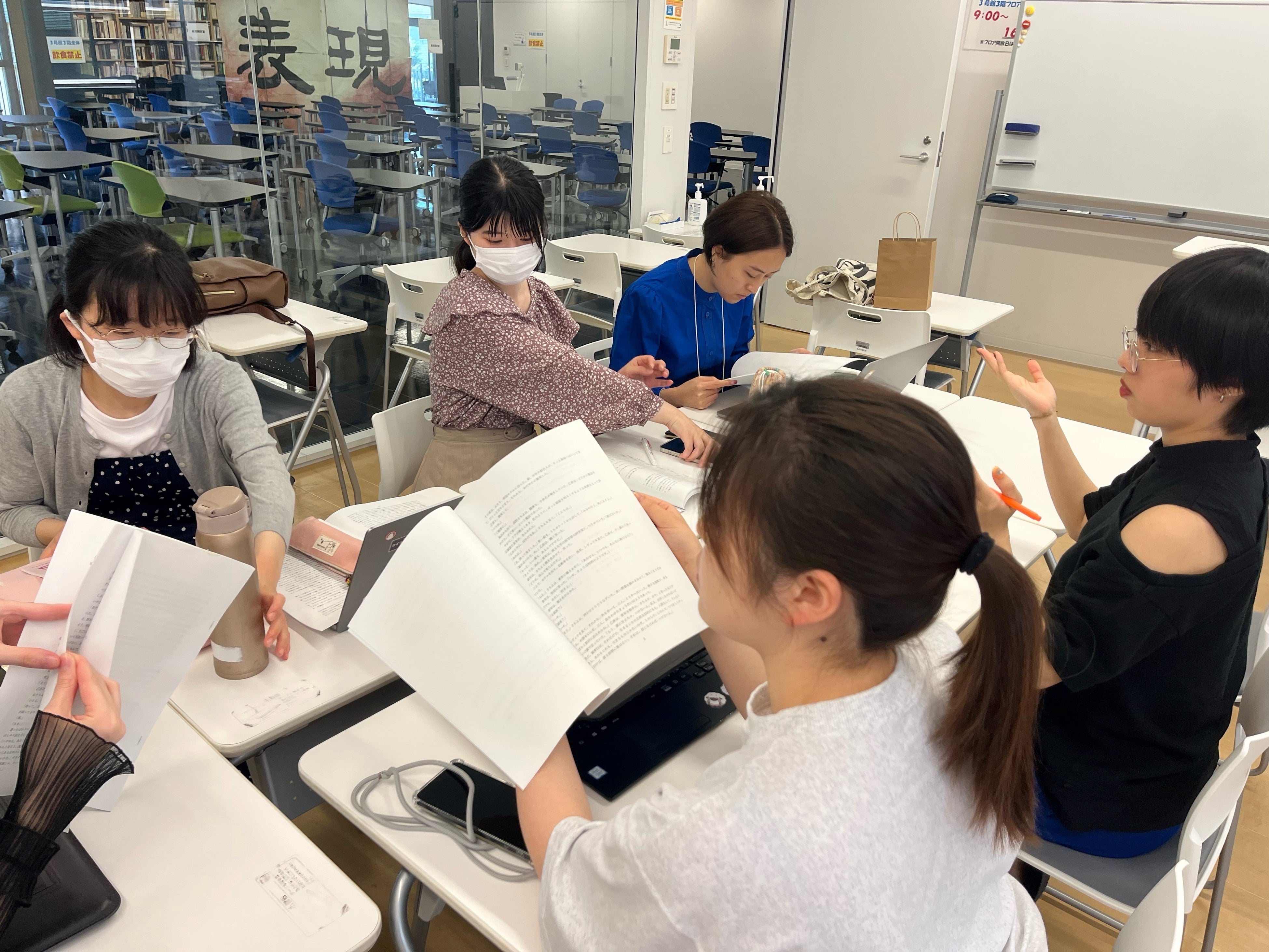 朗読勉強会での練習及び議論をする学生の様子