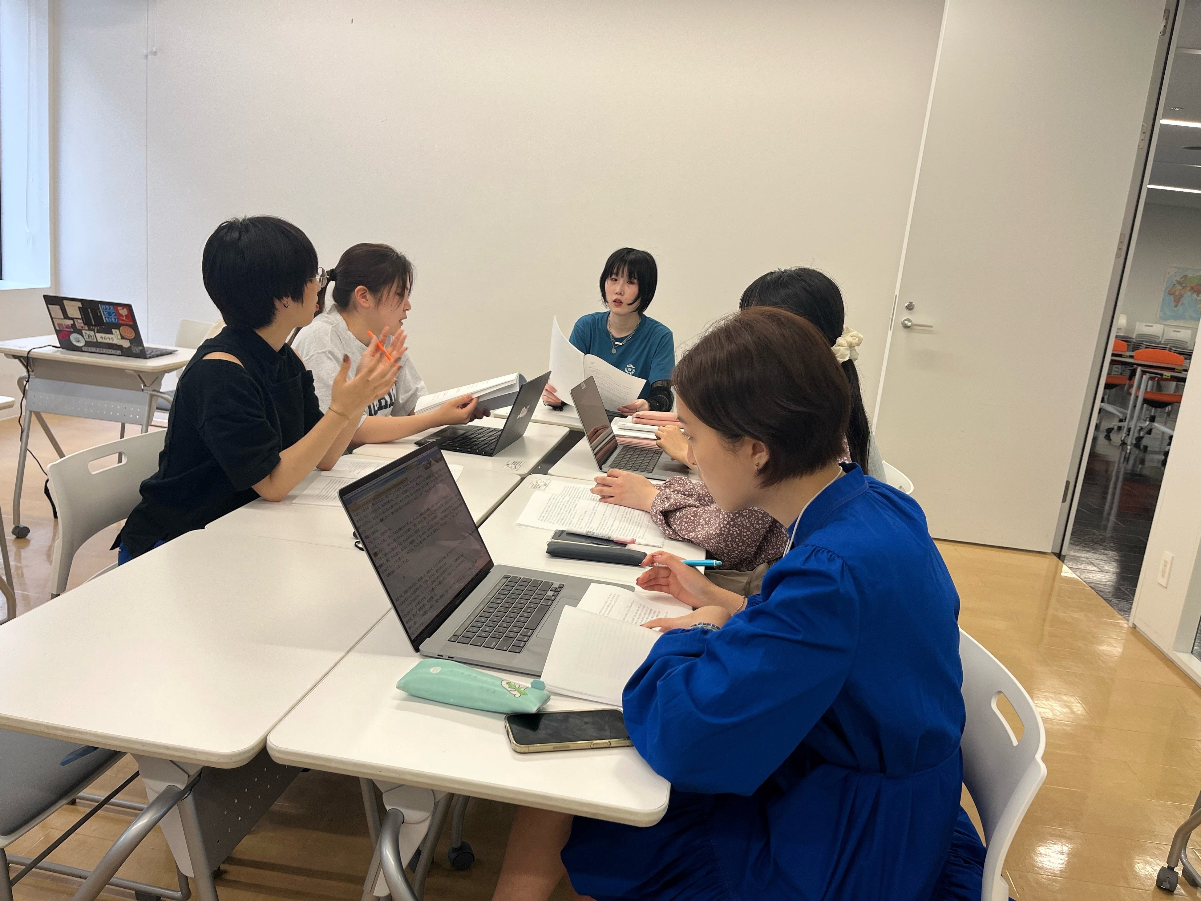 朗読勉強会での練習及び議論をする学生の様子