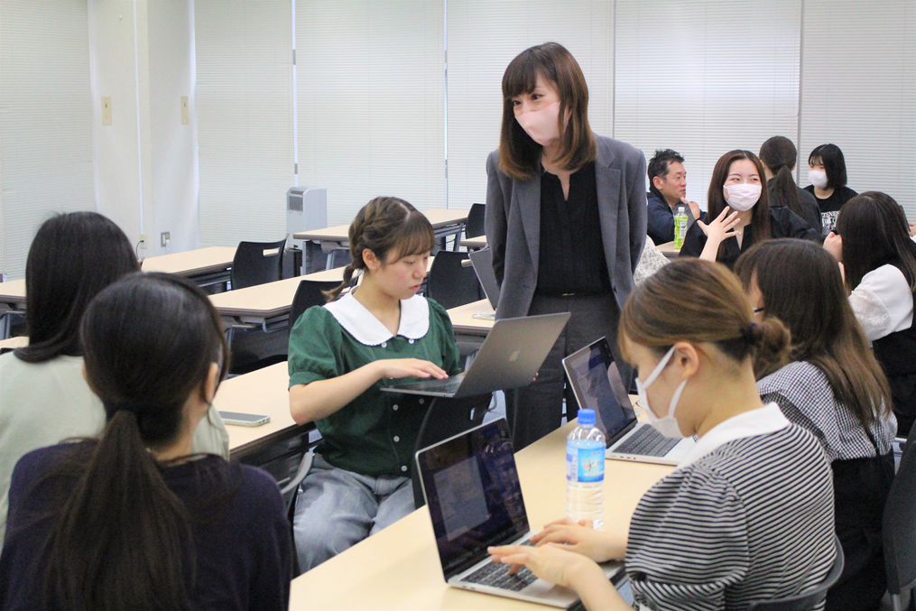 企業・団体のご担当者に積極的に質問をする学生