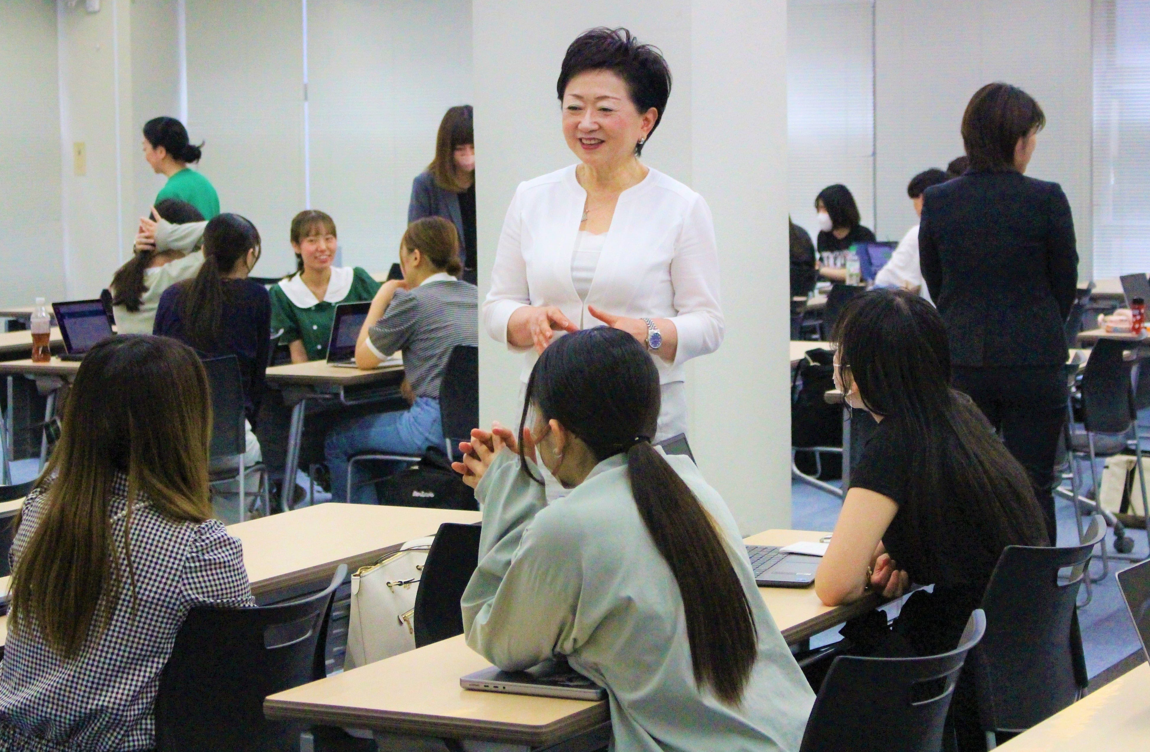 企業・団体のご担当者に積極的に質問をする学生