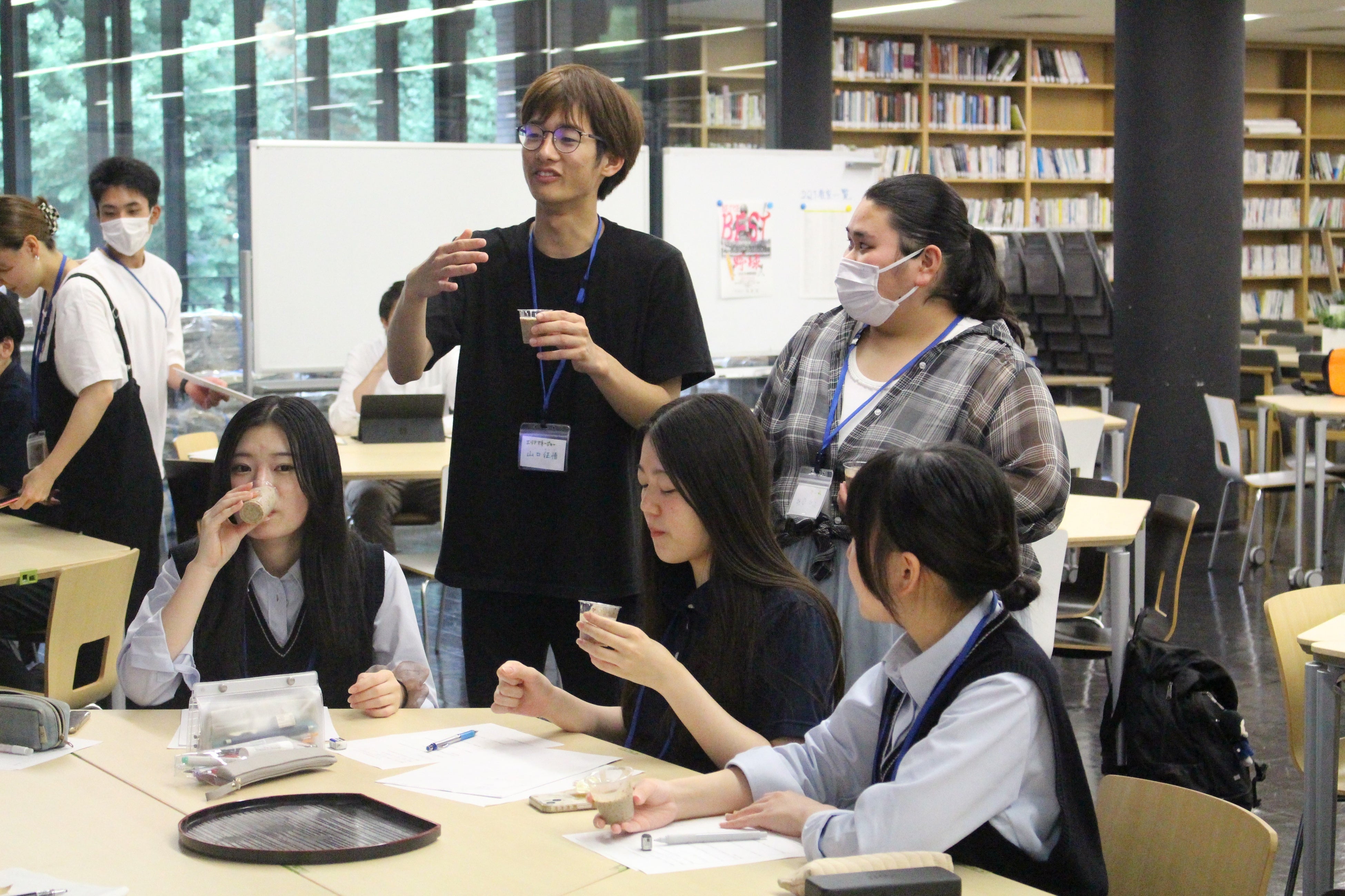 新商品を考える高校生に対して、経験を踏まえながらアドバイスをする本学の学生
