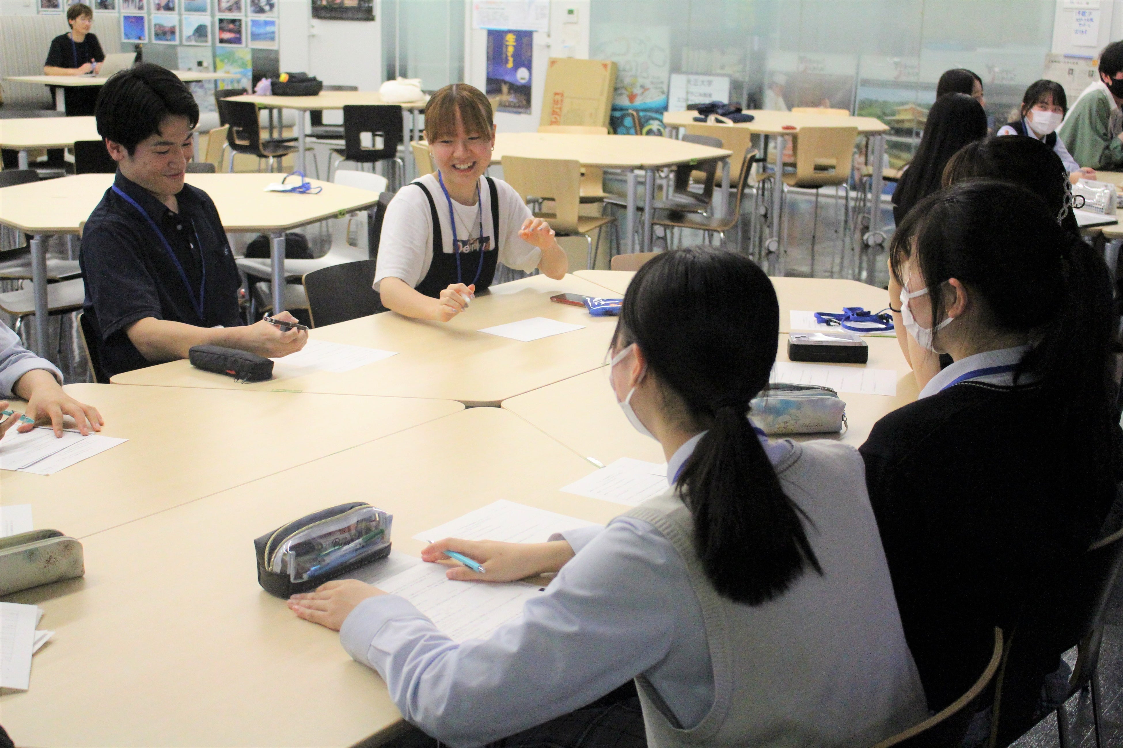 新商品を考える高校生に対して、経験を踏まえながらアドバイスをする本学の学生