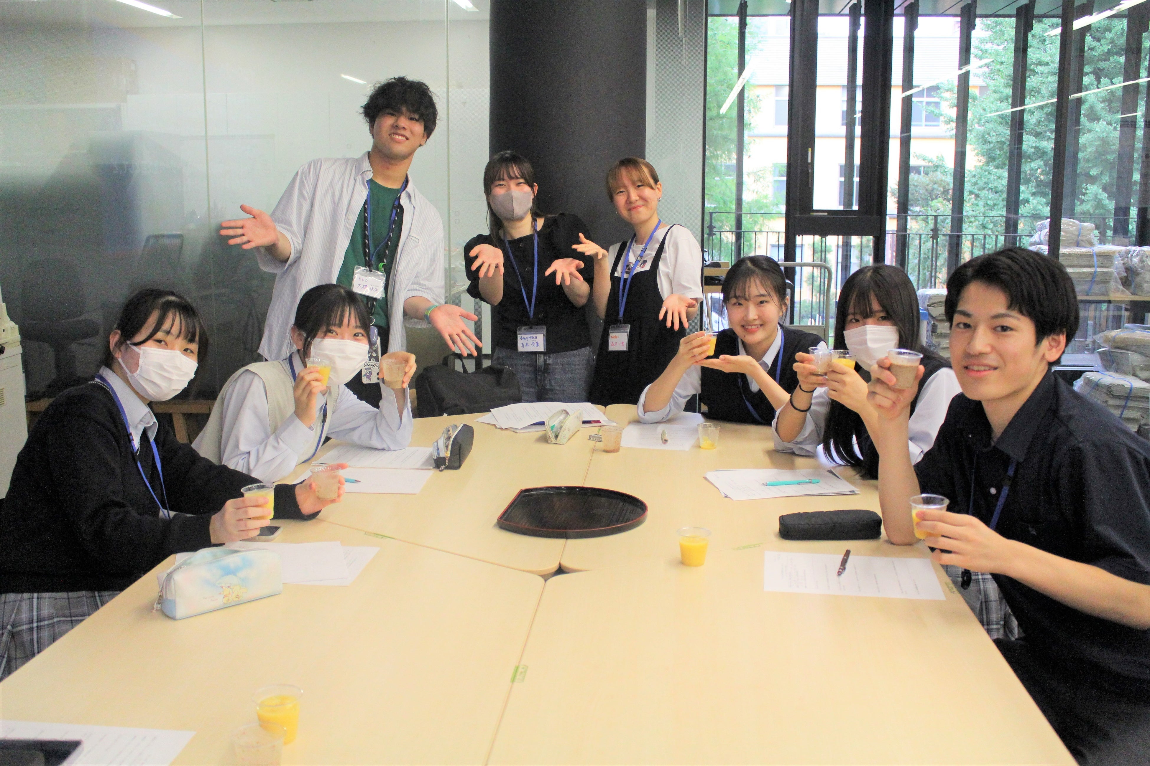 ガモール堂で販売しているスムージーを試飲して「おいしい！」と笑顔の高校生