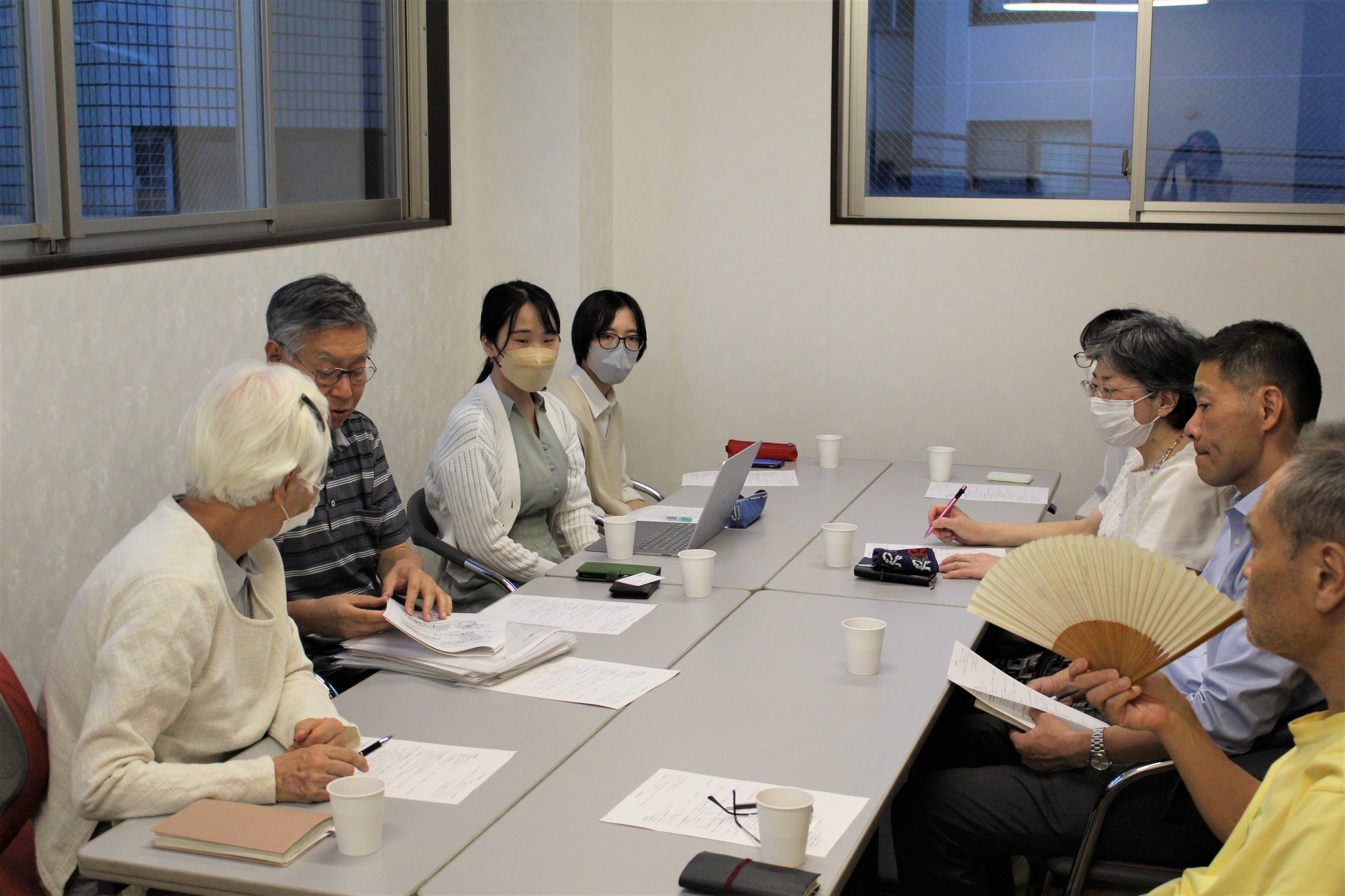 巣鴨庚申塚まちづくりを考える会のみなさんと打ち合わせを重ねる学生の様子