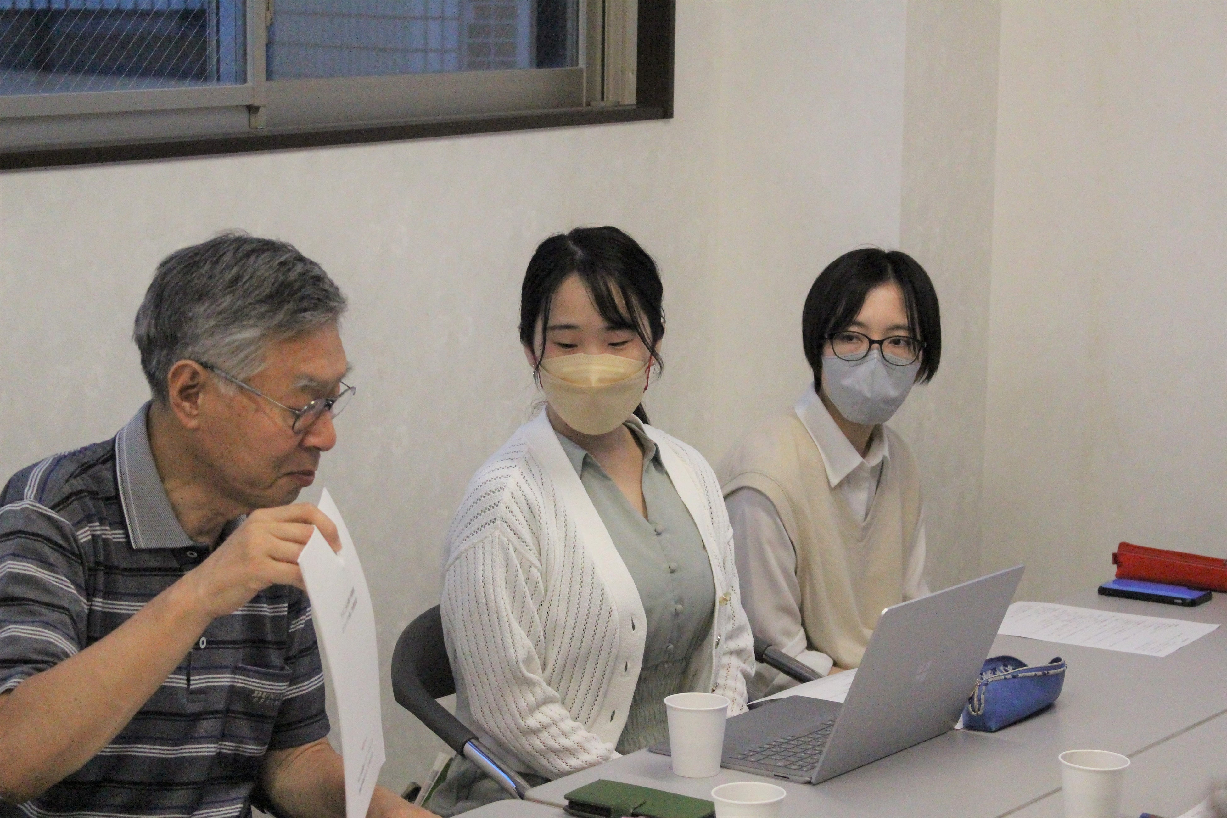 巣鴨庚申塚まちづくりを考える会のみなさんと打ち合わせを重ねる学生の様子