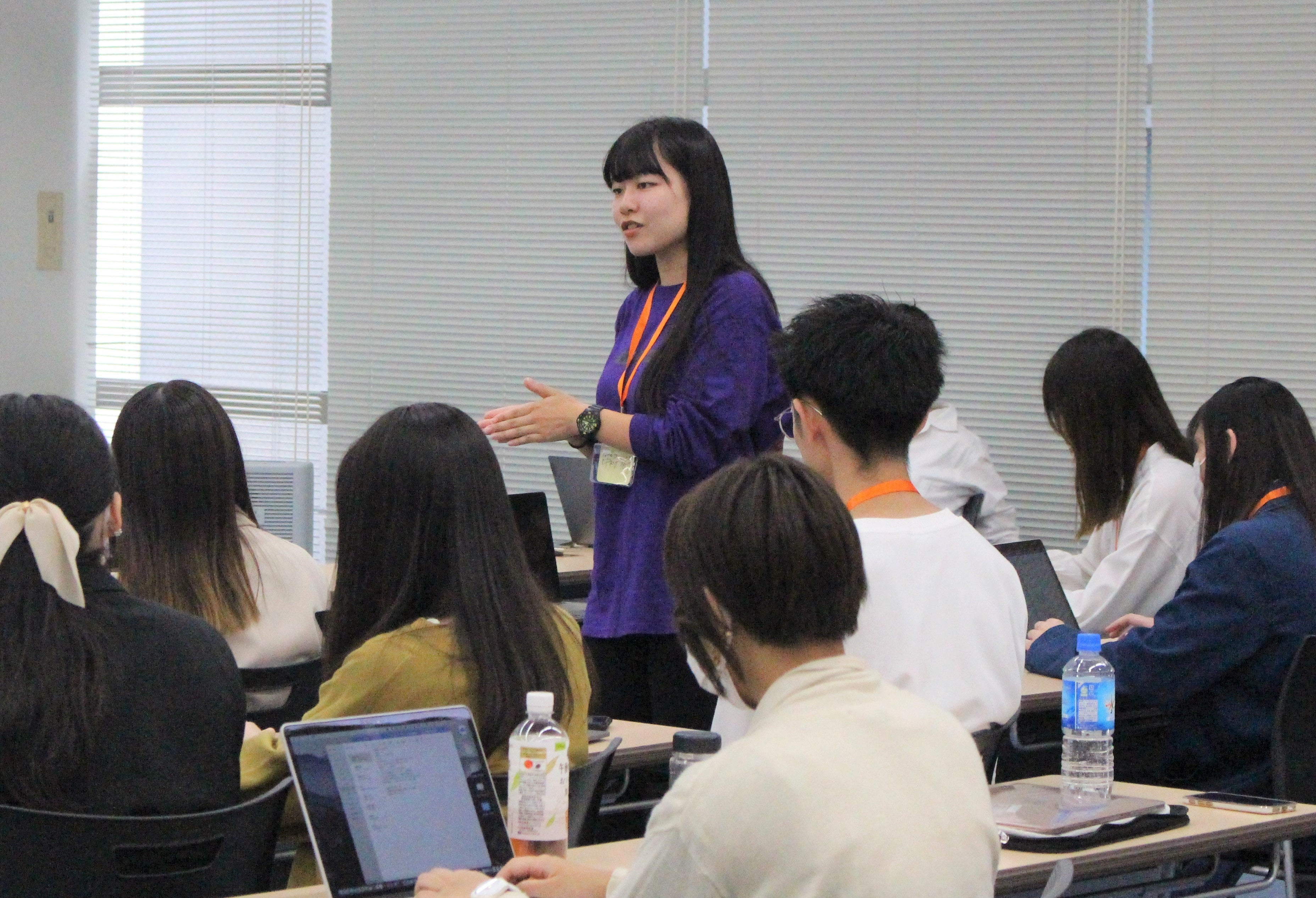 全日本ブライダル協会 山梨県支部の皆様にプレゼンテーションをおこないながら計画を立てる学生