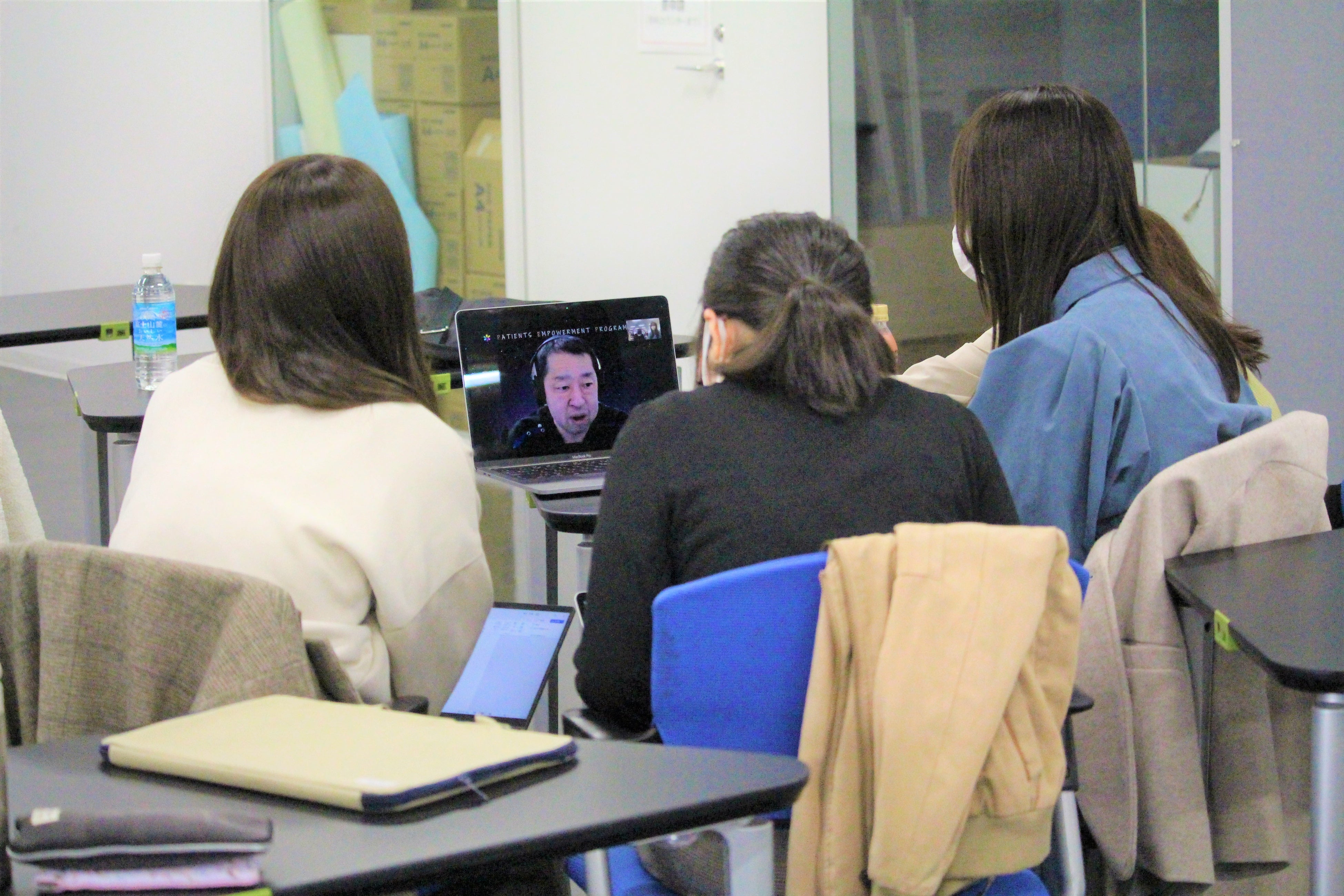 第1回目の授業では企業・団体の皆様にオンラインで参加いただきお話を伺いました