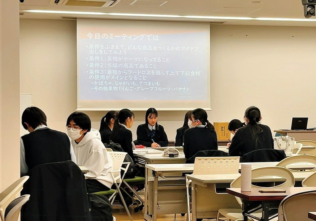「売れる商品をつくる」というマーケティングの大切さを学ぶ学生と生徒