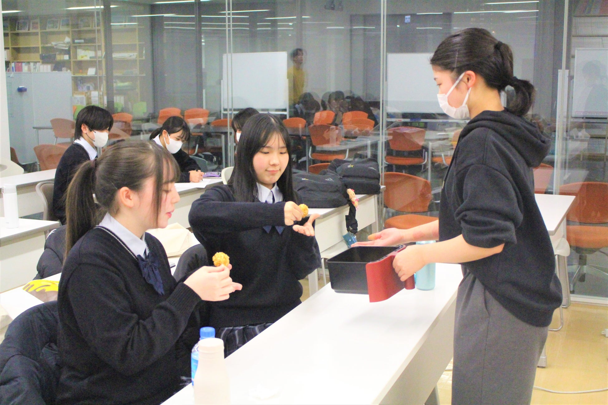 販売に向けて試作の評価をおこなう様子