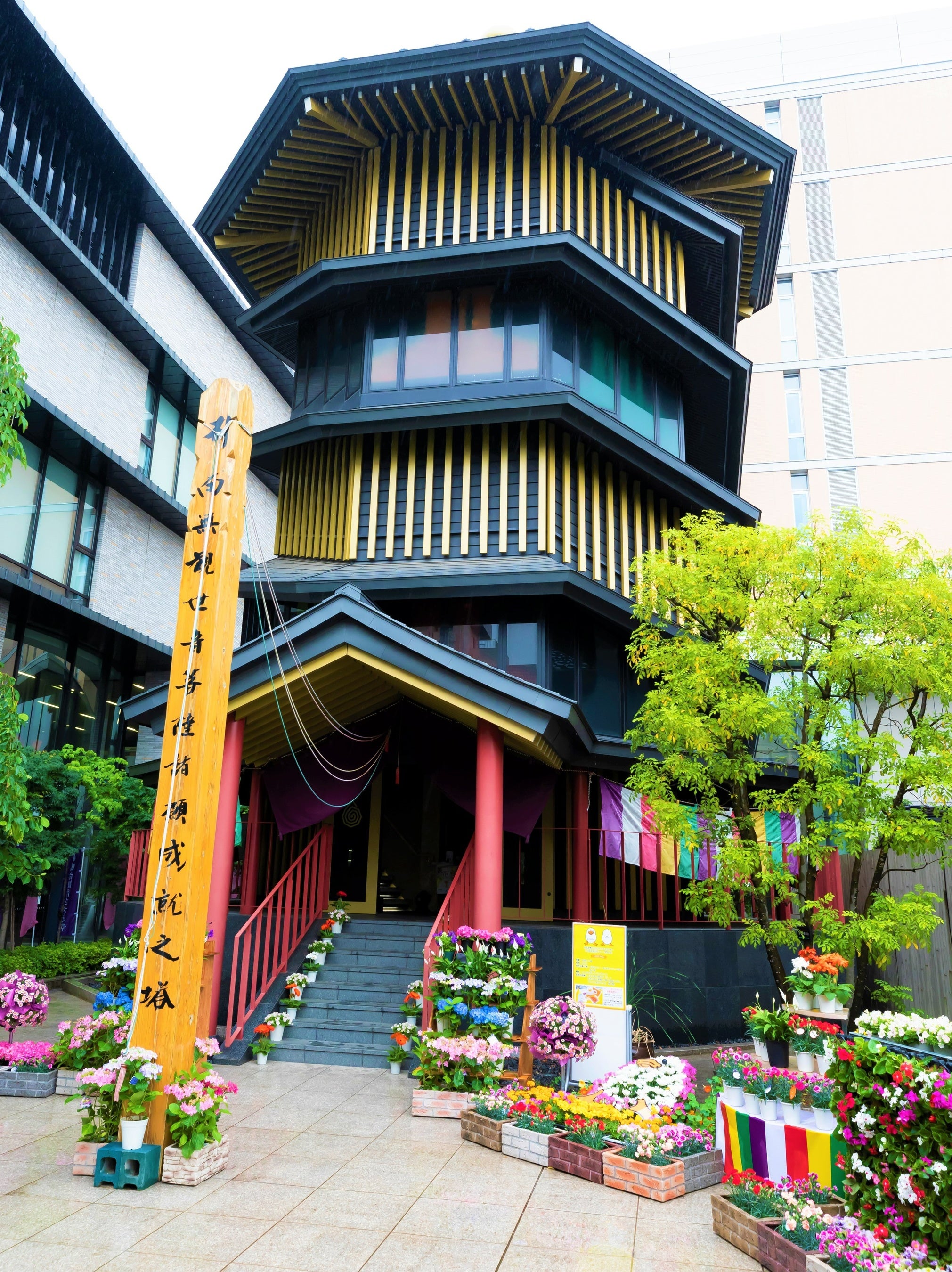 昨年「第10回すがも鴨台花まつり」の鴨台さざえ堂前広場